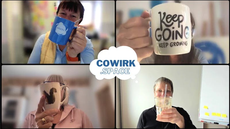 Hoch die kaffeetassen in der Check-In Runde im cowirkSPACE
