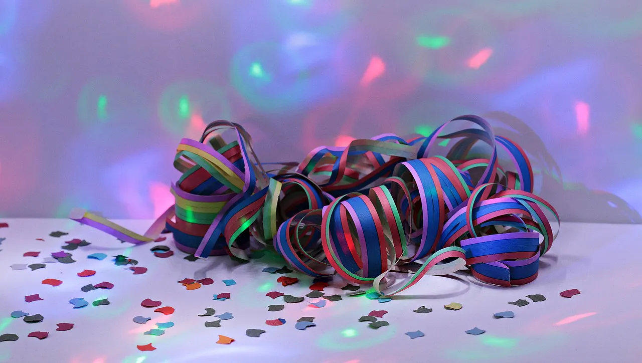 Bunte Luftschlangen, Konfetti und buntes Licht