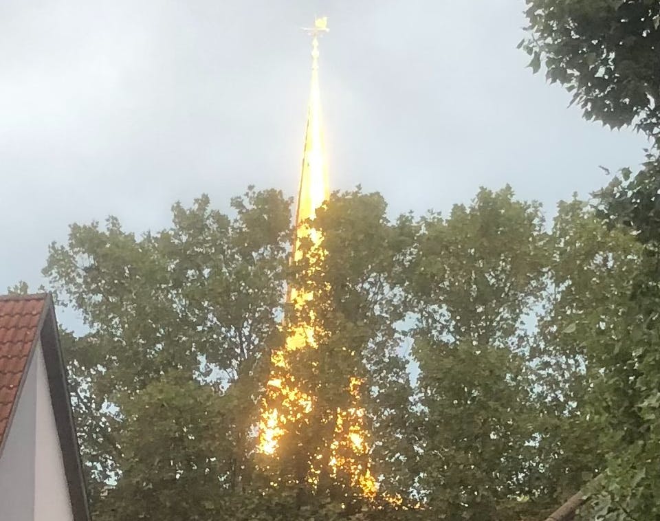 Der Turm der Petruskirche in Gablenberg glüht förmlich an einem Spätsommermorgen vergangene Woche. Foto: Margot Eisele