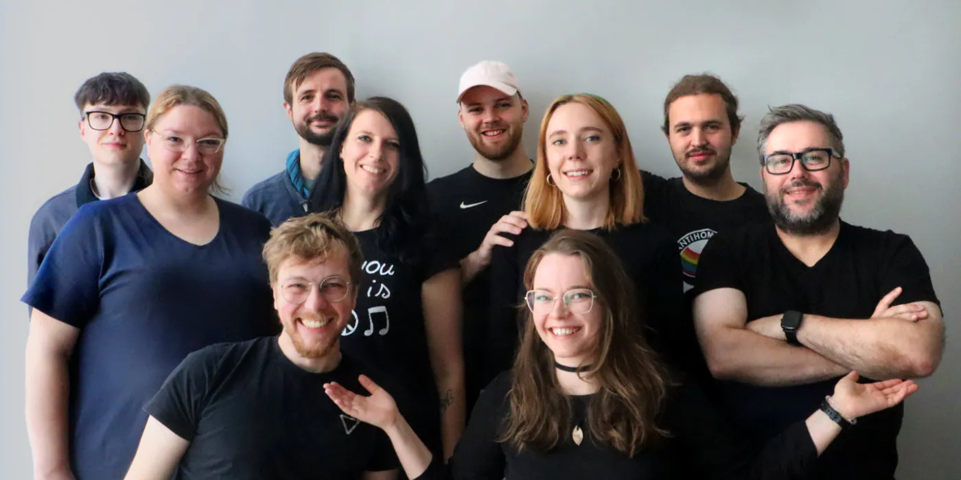 Das Volksverpetzer Team: 10 lächelnde Personen
