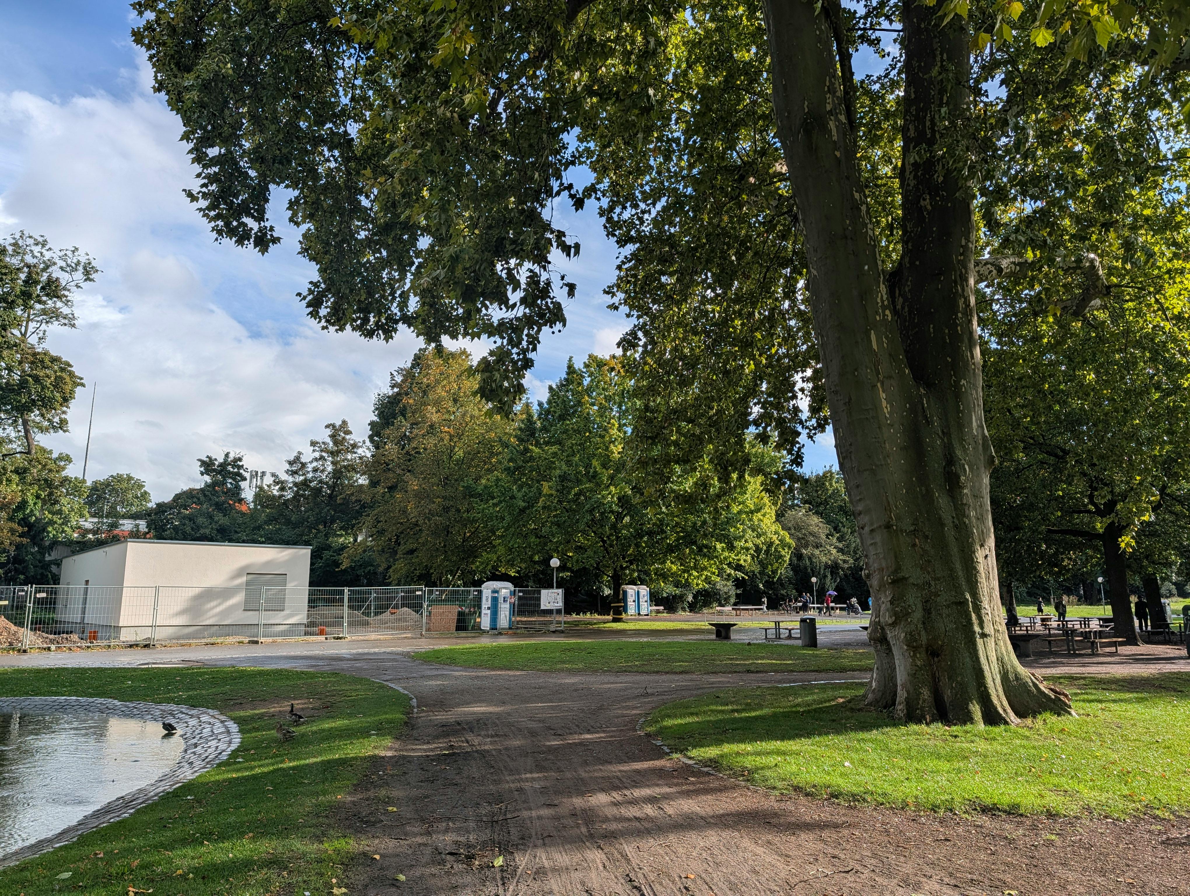 Der neue Kiosk am Grillplatz im Unteren Schlossgarten wird erst nächstes Jahr fertig. Der Imbisswagen war jetzt auch defekt und ist nicht mehr da. Foto: Jürgen Brand