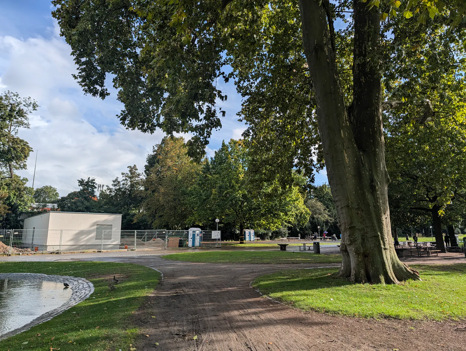 Der neue Kiosk am Grillplatz im Unteren Schlossgarten wird erst nächstes Jahr fertig. Der Imbisswagen war jetzt auch defekt und ist nicht mehr da. Foto: Jürgen Brand
