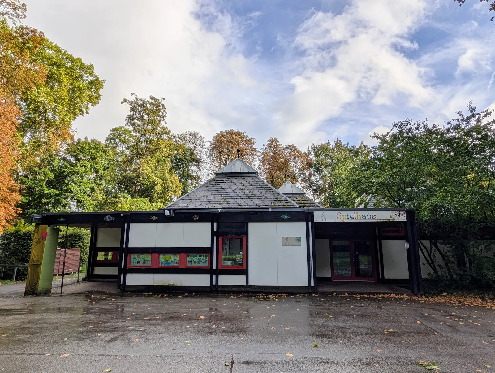 Das beliebte Spielhaus im Unteren Schlossgarten in Stuttgart-Ost muss saniert werden. Foto: Jürgen Brand