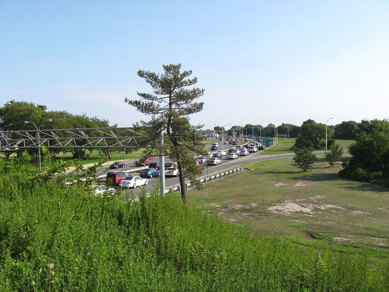 La Belt Parkway si snoda attorno ai distretti urbani di Brooklyn e Queens di New York City.