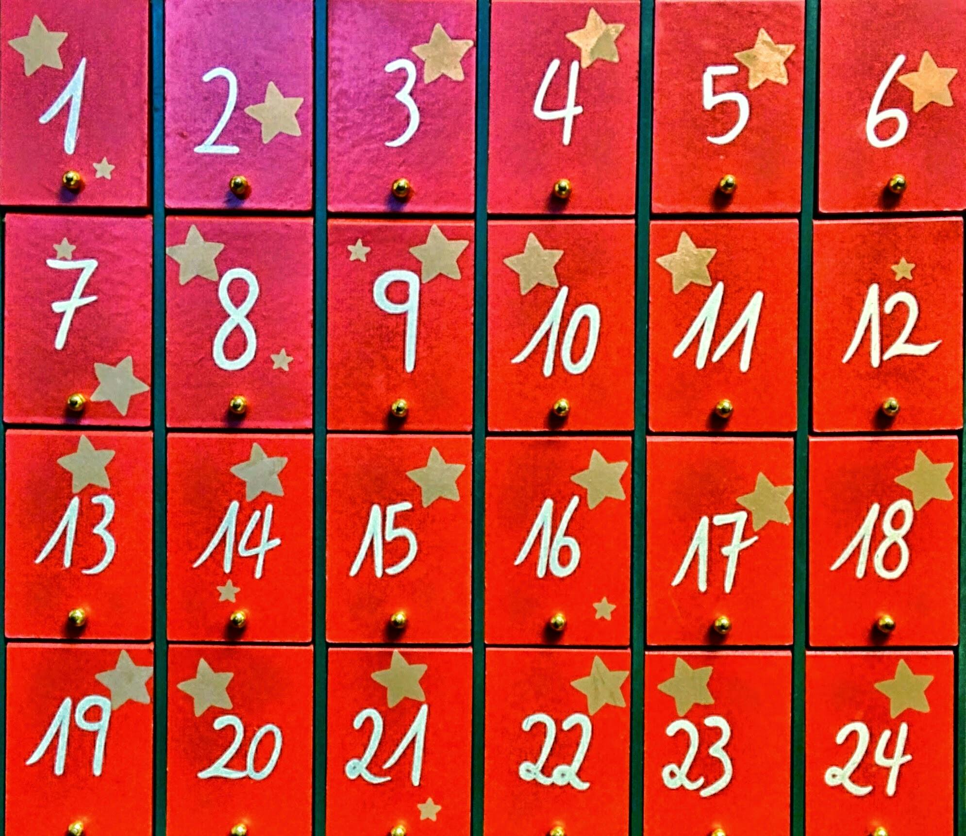 Ab morgen, 1. Dezember, werden wieder Türchen in inzwischen unzähligen Adventskalendern geöffnet. Foto: Jürgen Brand