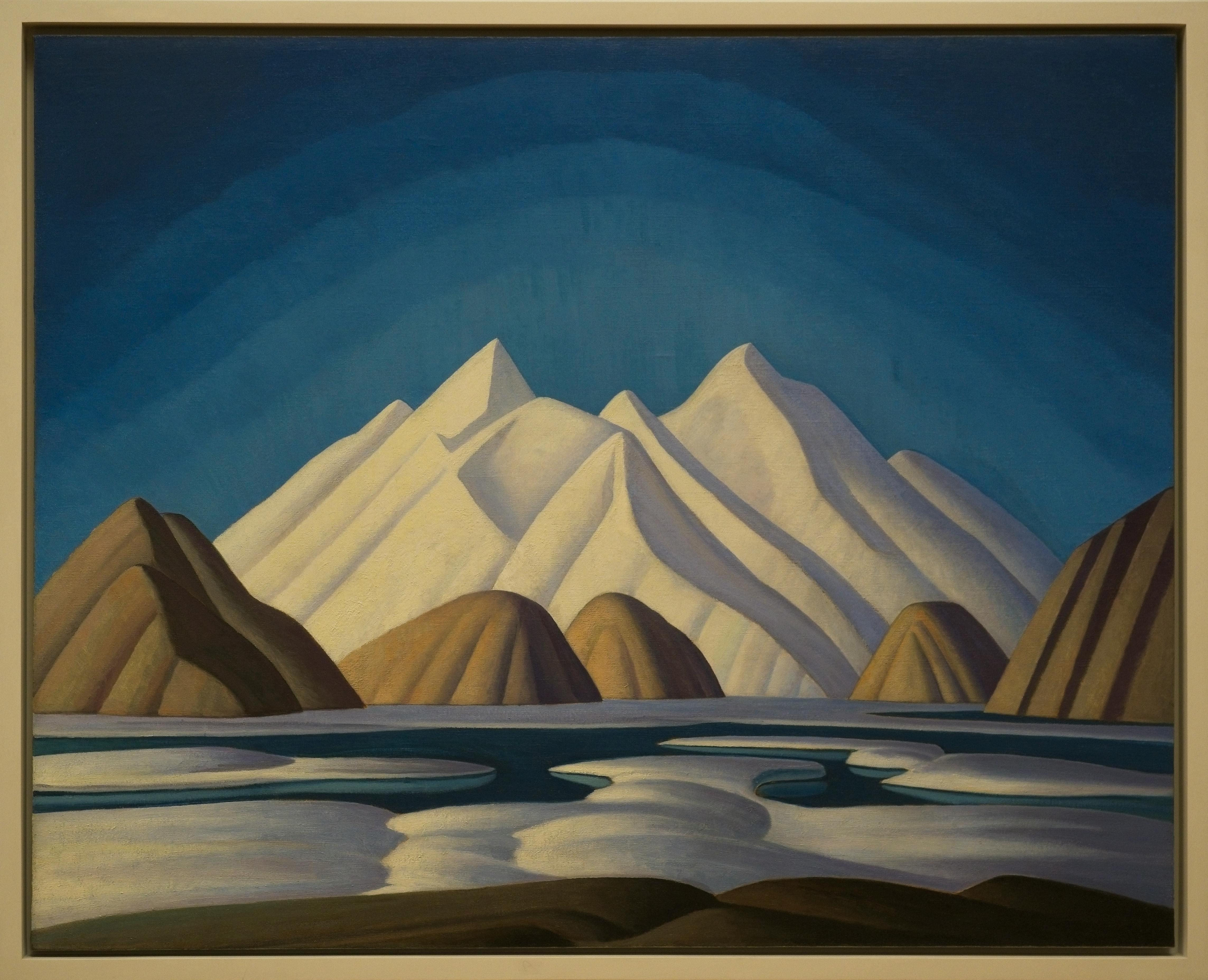 Schneebedecktes Bergmassiv mit scharfkantigen, fast geometrischen Formen vor tiefblauem Himmel. Im Vordergrund liegen stille Wasserflächen und Eisschollen; dunklere Hügel rahmen die hell leuchtenden Berge ein. Das Bild wirkt ruhig, monumental und beinahe abstrakt.