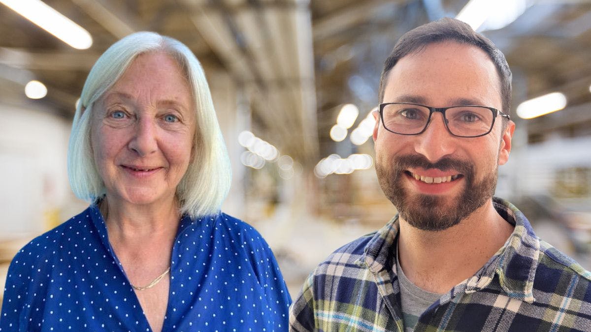 Das Bild zeigt Claudia Munz und Marek Blaszczynski - beide engagieren sich in der Reparatur Werkstatt einer Münchener Waldorfschule, um Kindern beizubringen, wie man repariert.