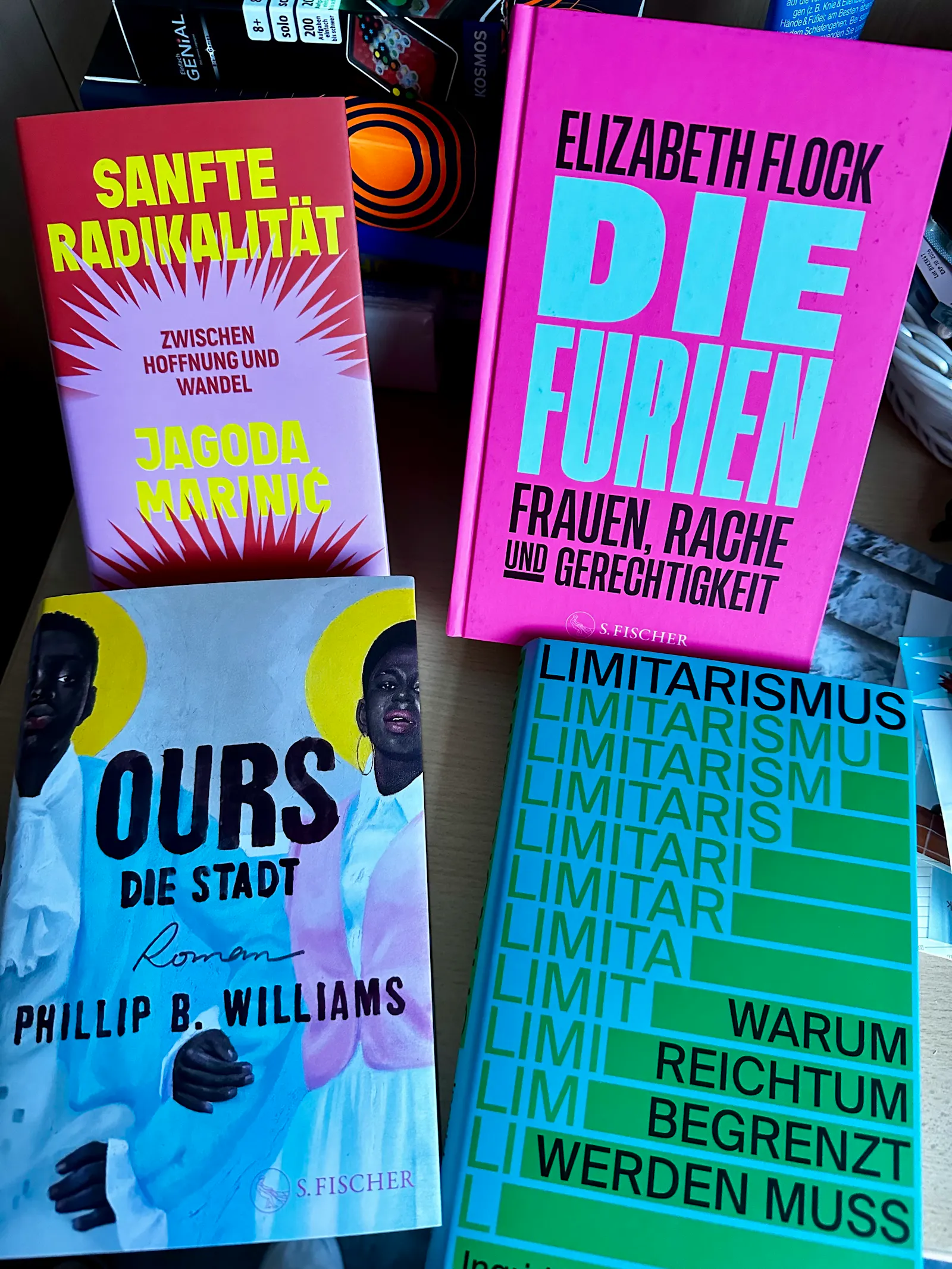 Vier Bücher.
