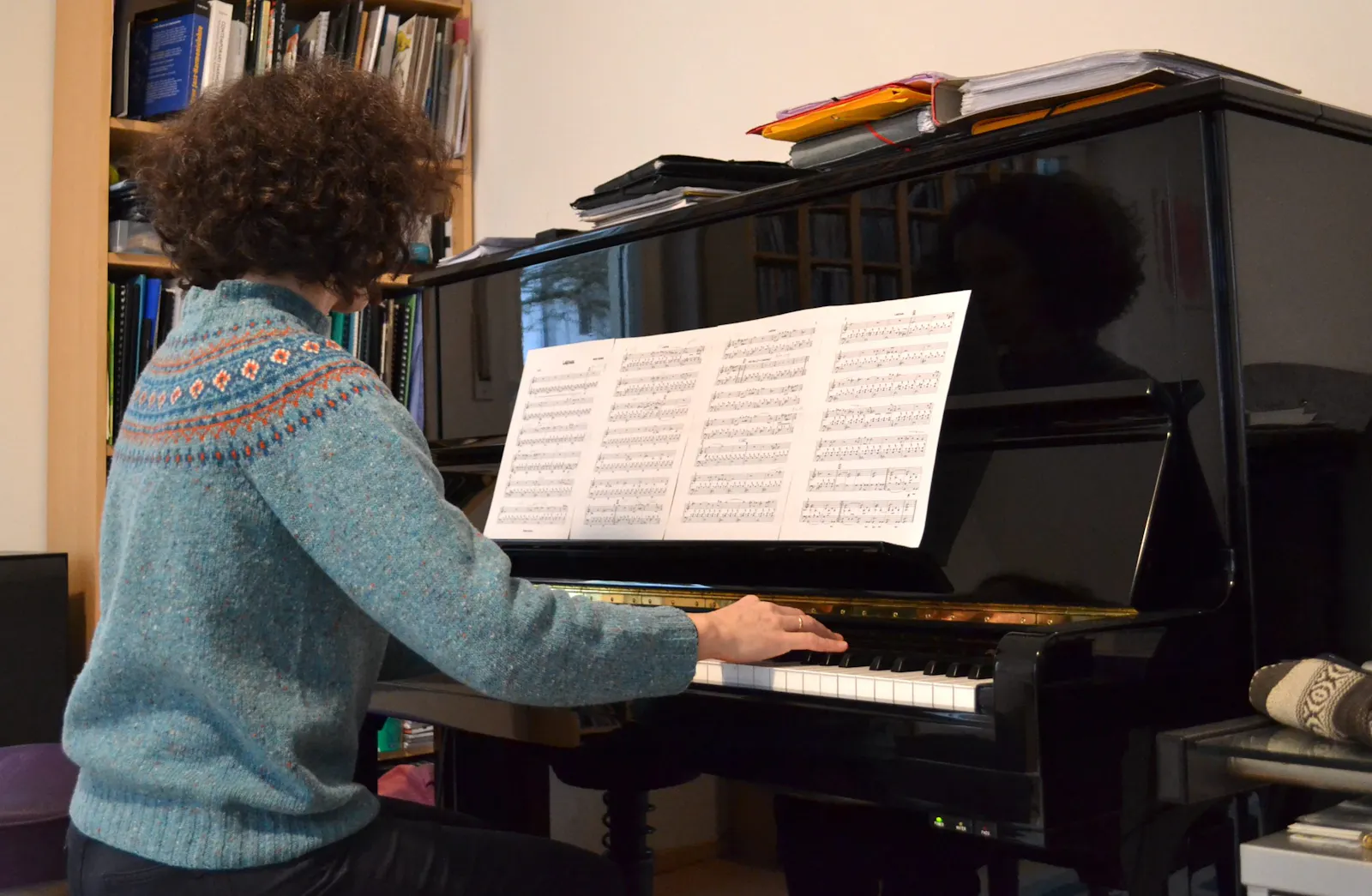 An diesem Klavier unterrichtet die Künstlerin normalerweise