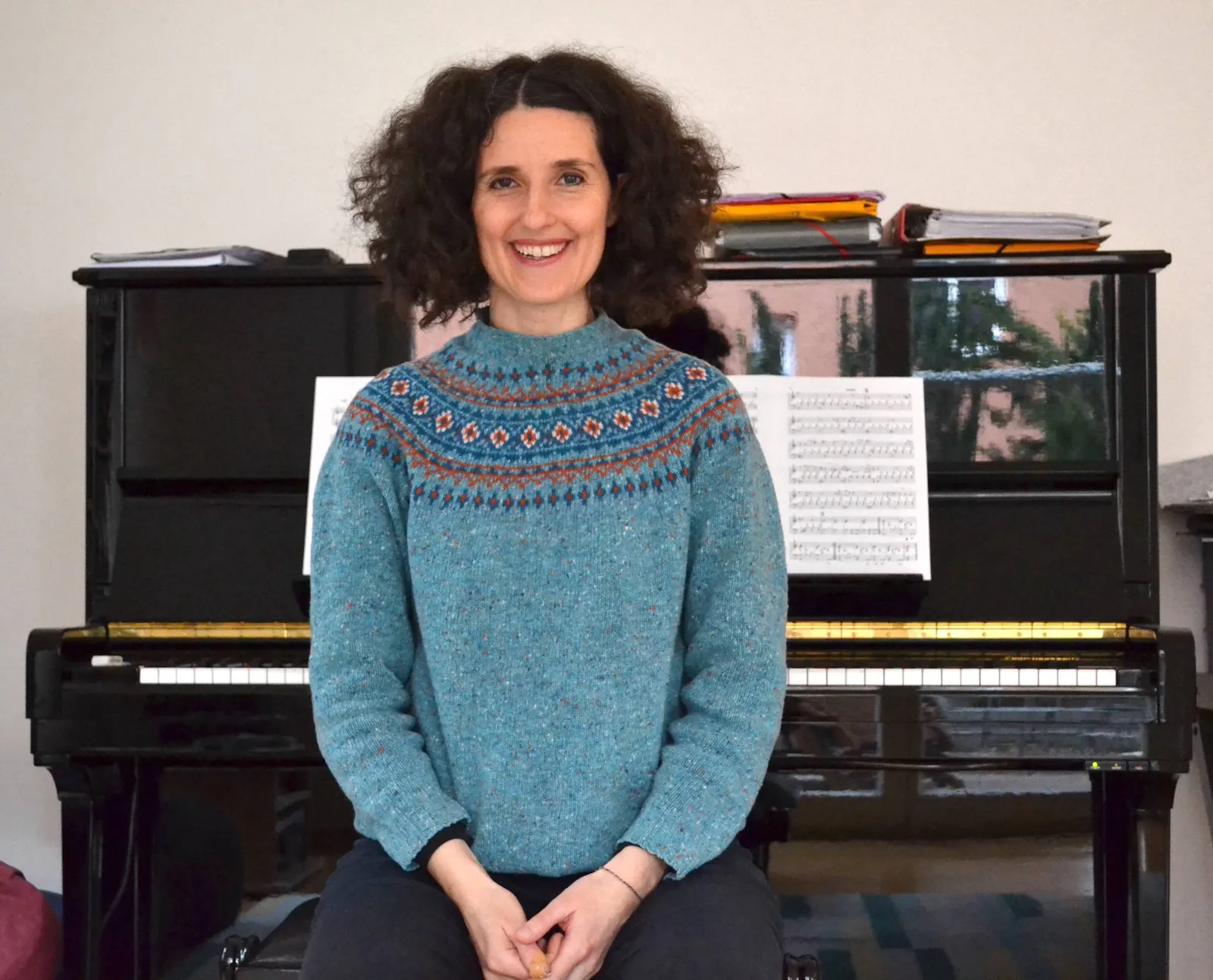 Andrea Hermenau zu Hause am Klavier