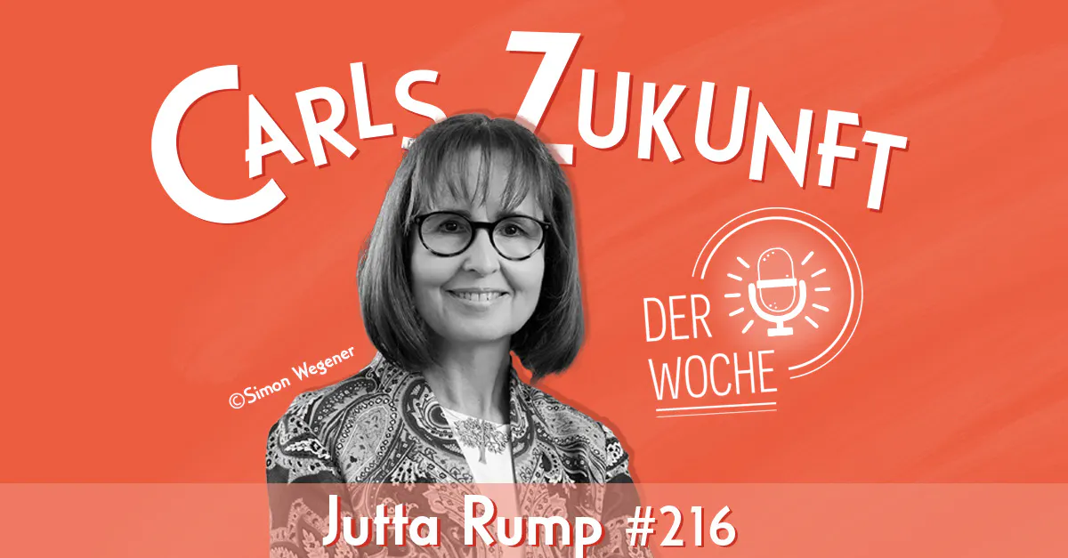 Ein Cover mit der Aufschrift "Carls Zukunft der Woche" zeigt Jutta Rump auf einem orangefarbenen Hintergrund. Im Hintergrund des Bildes sind eine Gitarre, mehrere Kameras, ein Laptop, eine Tasse Kaffee, ein Notizbuch mit Stiften und ein dekoratives Holzstück zu sehen.