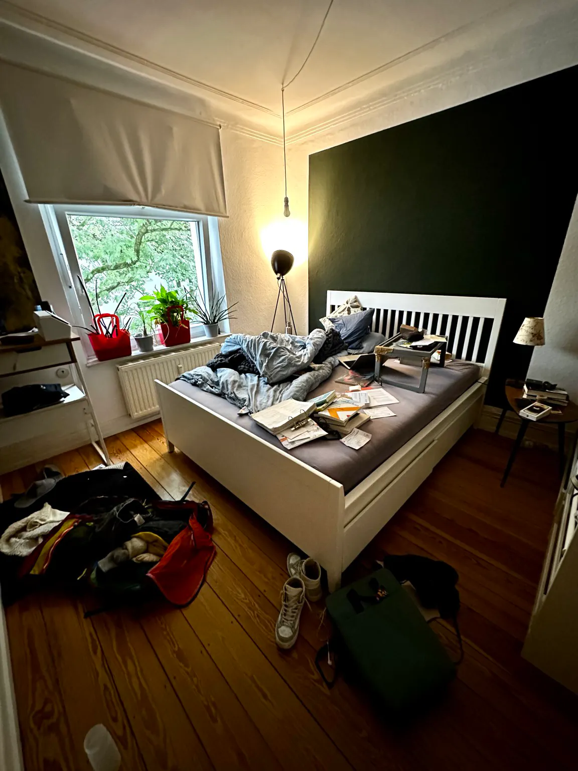 Blick in mein sehr unaufgeräumtes Schlafzimmer, in dem ich grad das Buch finalisiere.