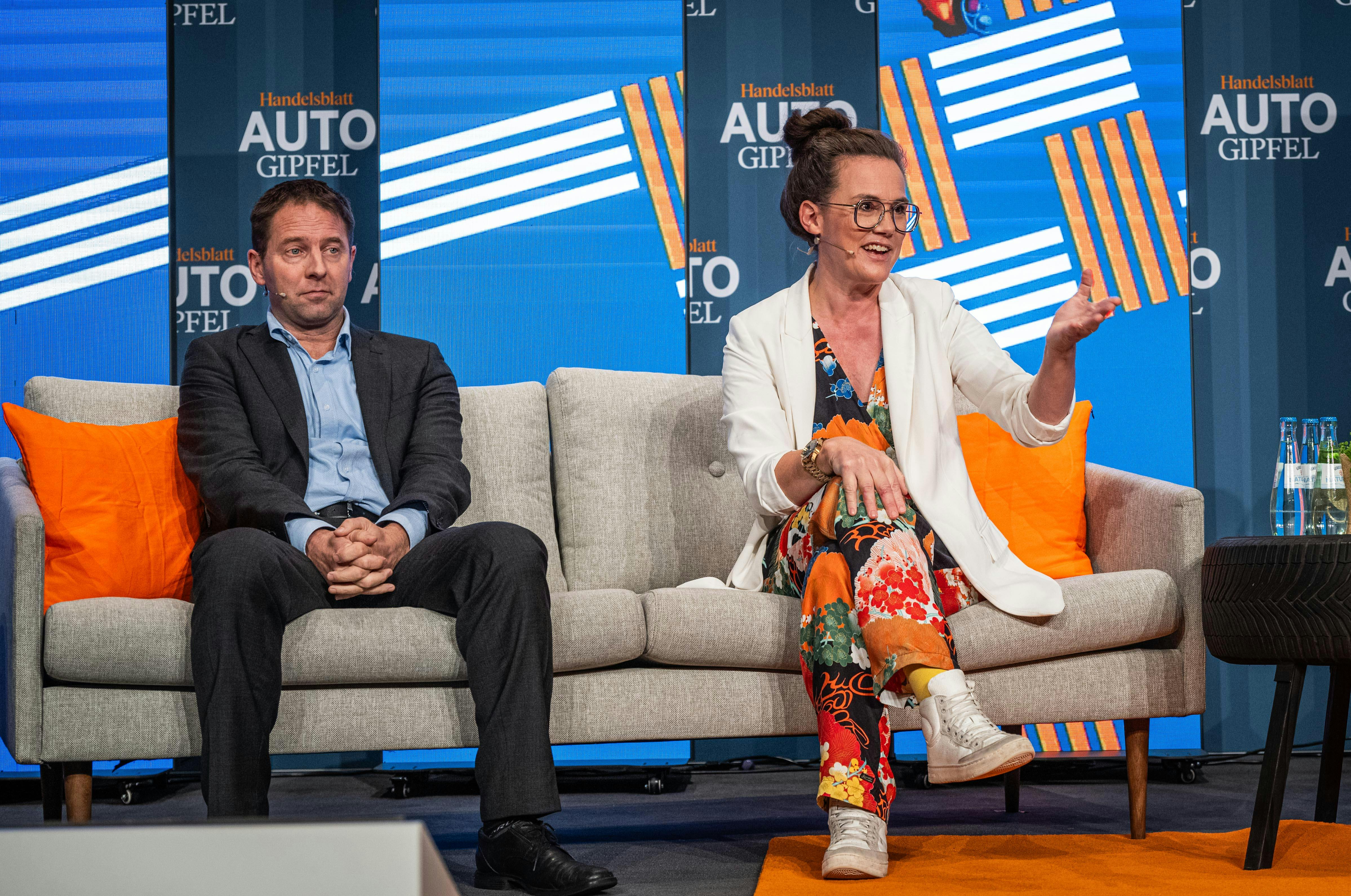 Ich sitze auf dem Sofa beim Handelsblatt Autogipfel