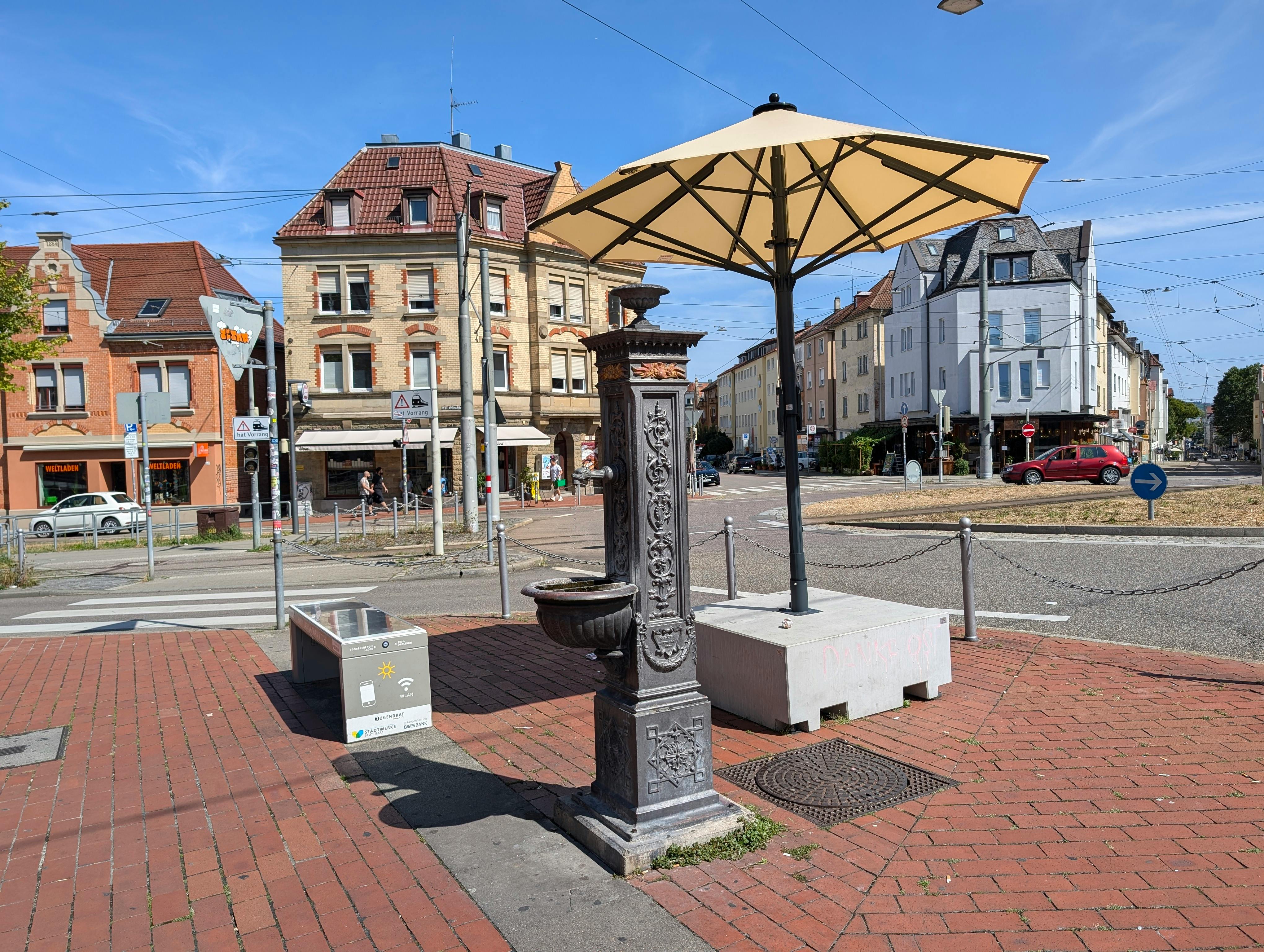 Der Sonnenschirm am Ostendplatz. Foto: Jürgen Brand