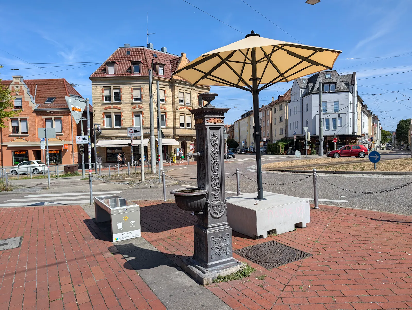 Der Sonnenschirm am Ostendplatz. Foto: Jürgen Brand