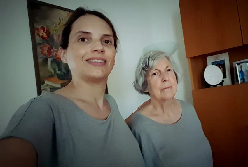 Mutter und Tochter im gleichen Hemd, Foto von Christine Piontek