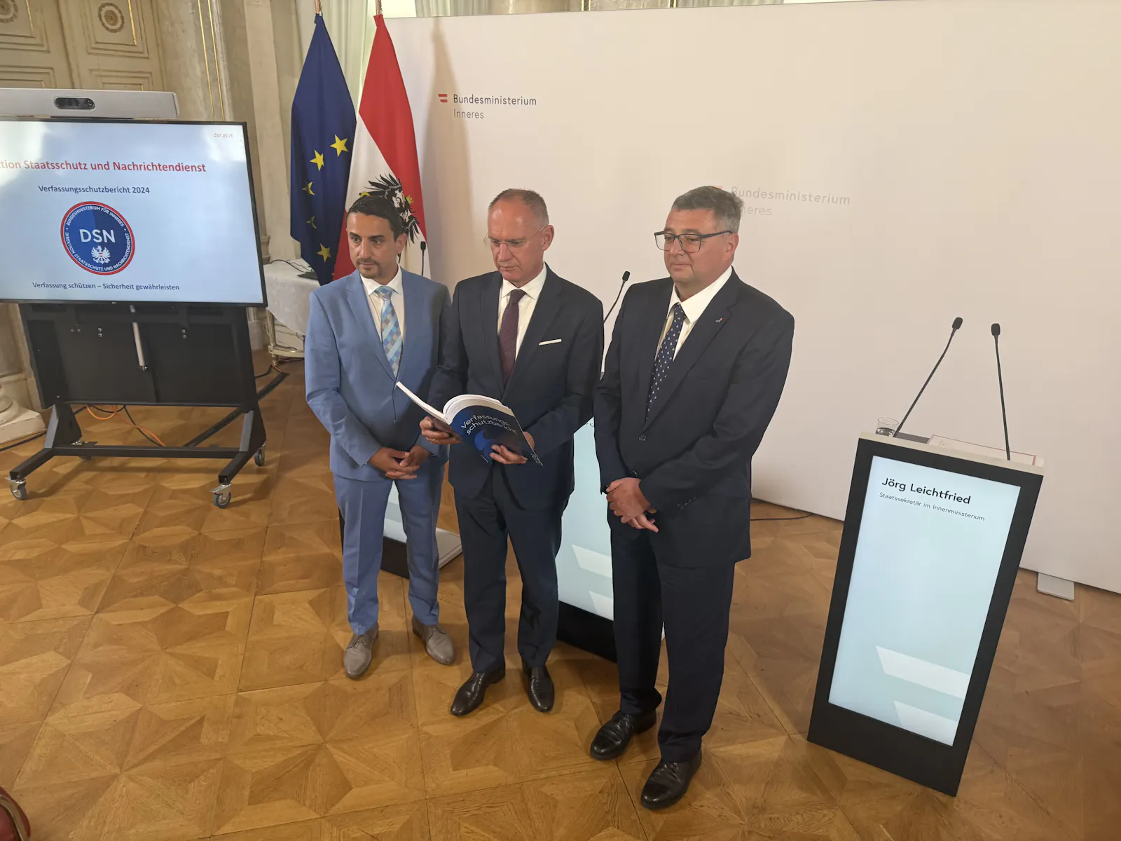 DSN-Direktor Haijawi-Pirchner, Innenminister Karner (ÖVP) und Staatssekretär Leichtfried (SPÖ) bei der Präsentation.