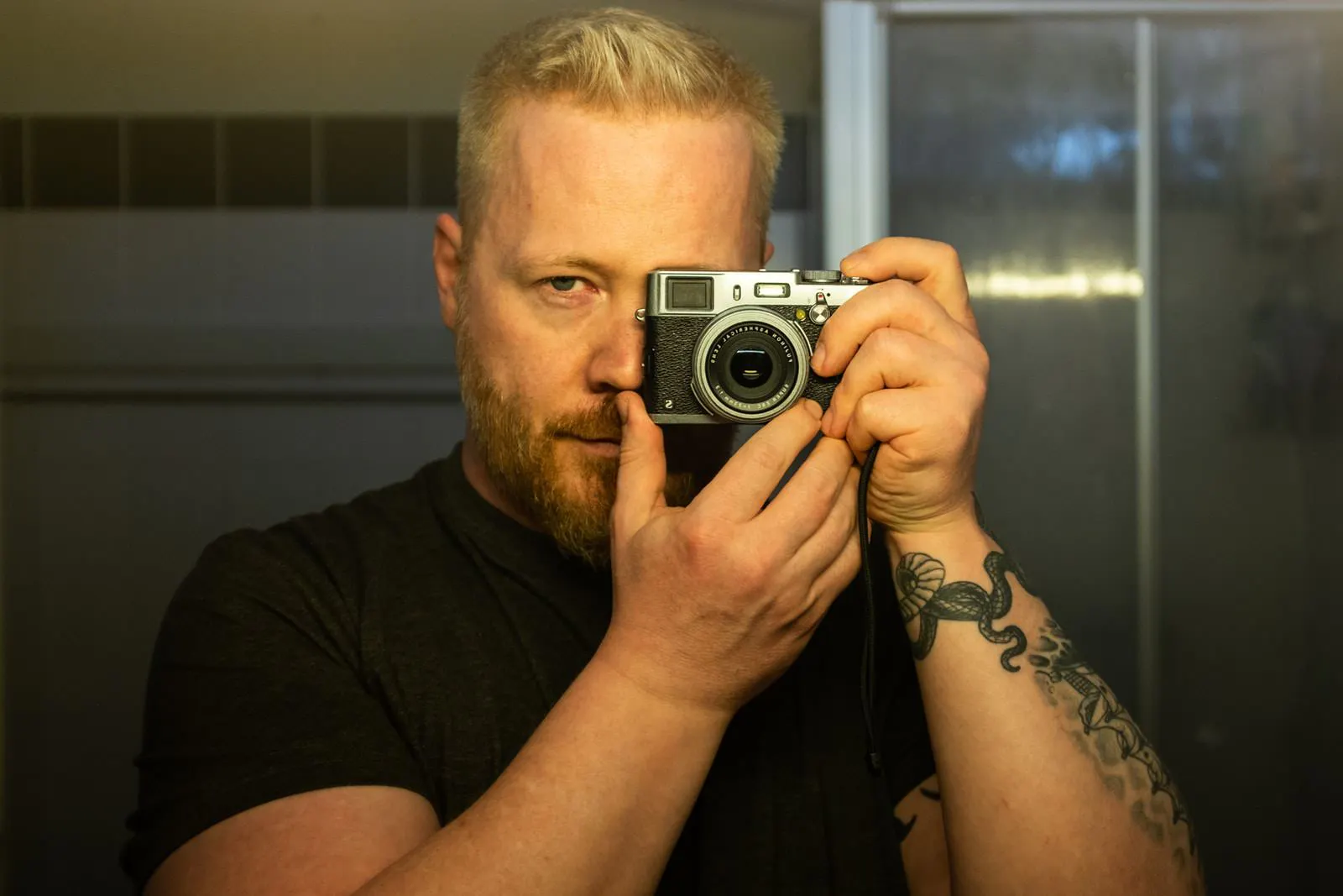 Du siehst mich, wie ich mit einer Kamera in den Spiegel fotografiere, es ist also ein Selfie. :)