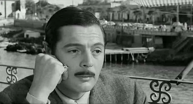 Marcello Mastroianni mit Schnurrbart und elegant gekleidet in einer Szene des Films "Scheidung auf Italienisch"