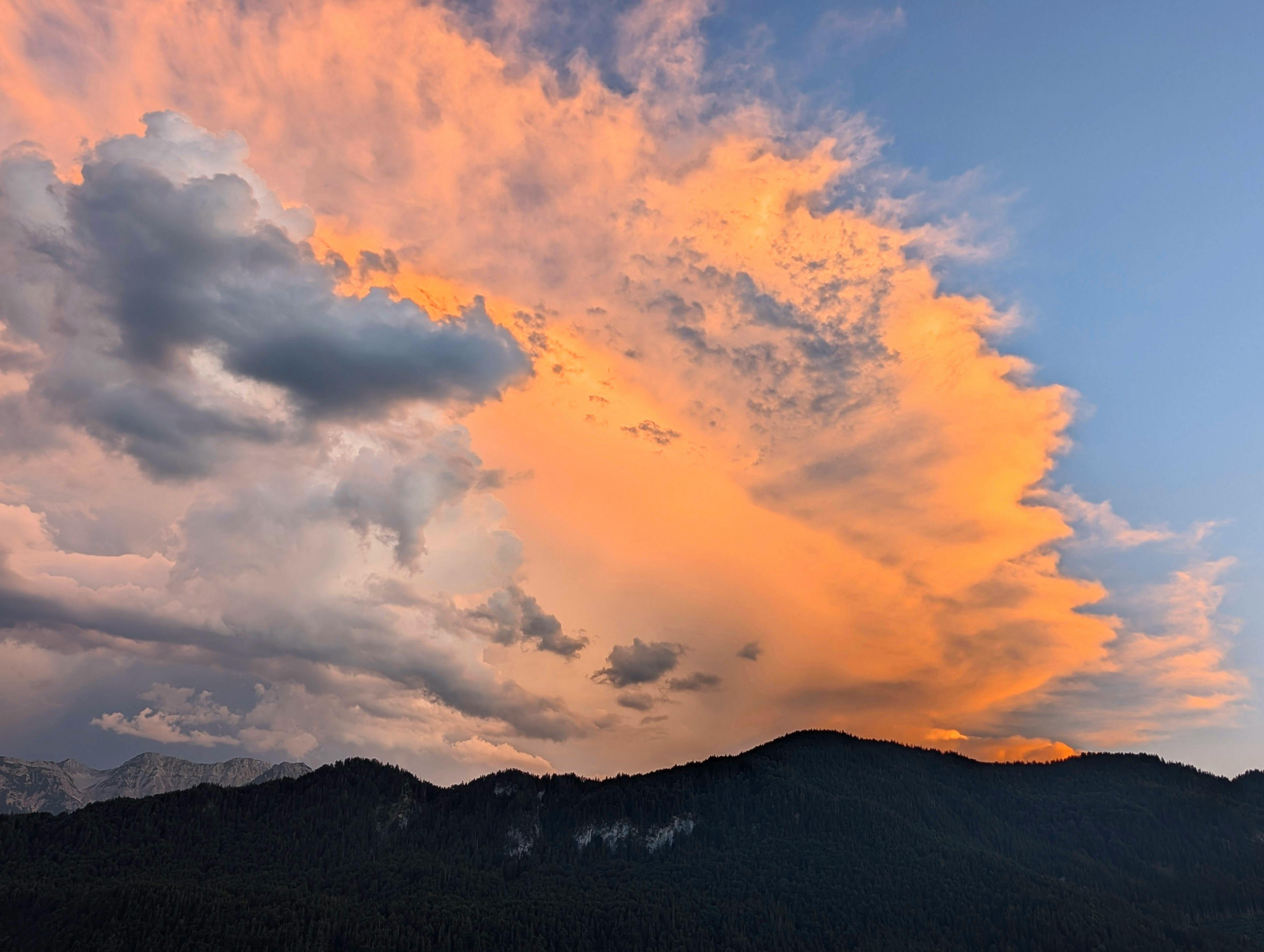 Gewitter kurz nach Sonnenuntergang, nicht in Stuttgart, im Allgäu (dort war es auch nicht viel kühler). Foto: Jürgen Brand