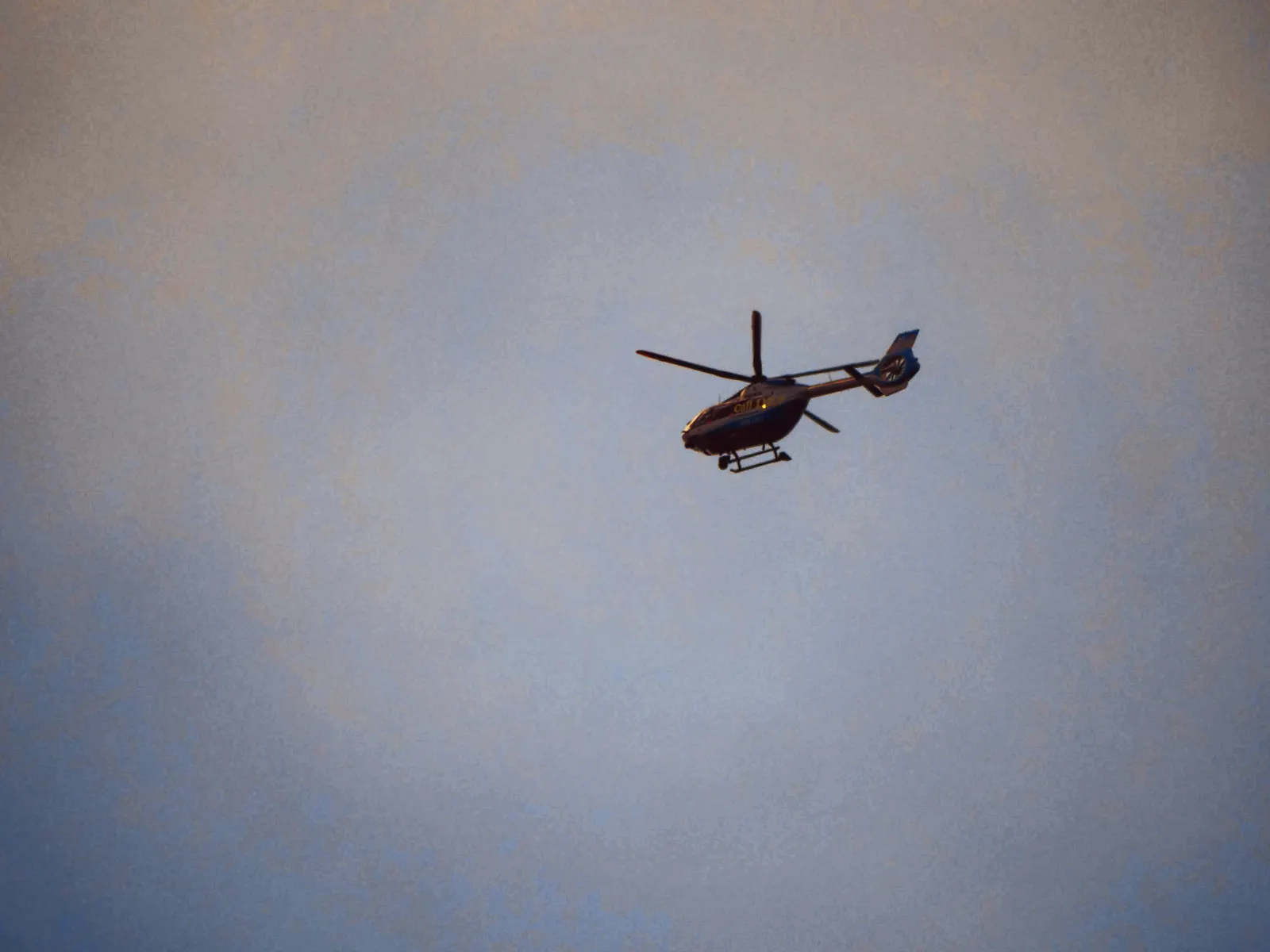 Polizeihubschrauber bei der Fußball-Europameisterschaft über Stuttgart. Foto: Jürgen Brand
