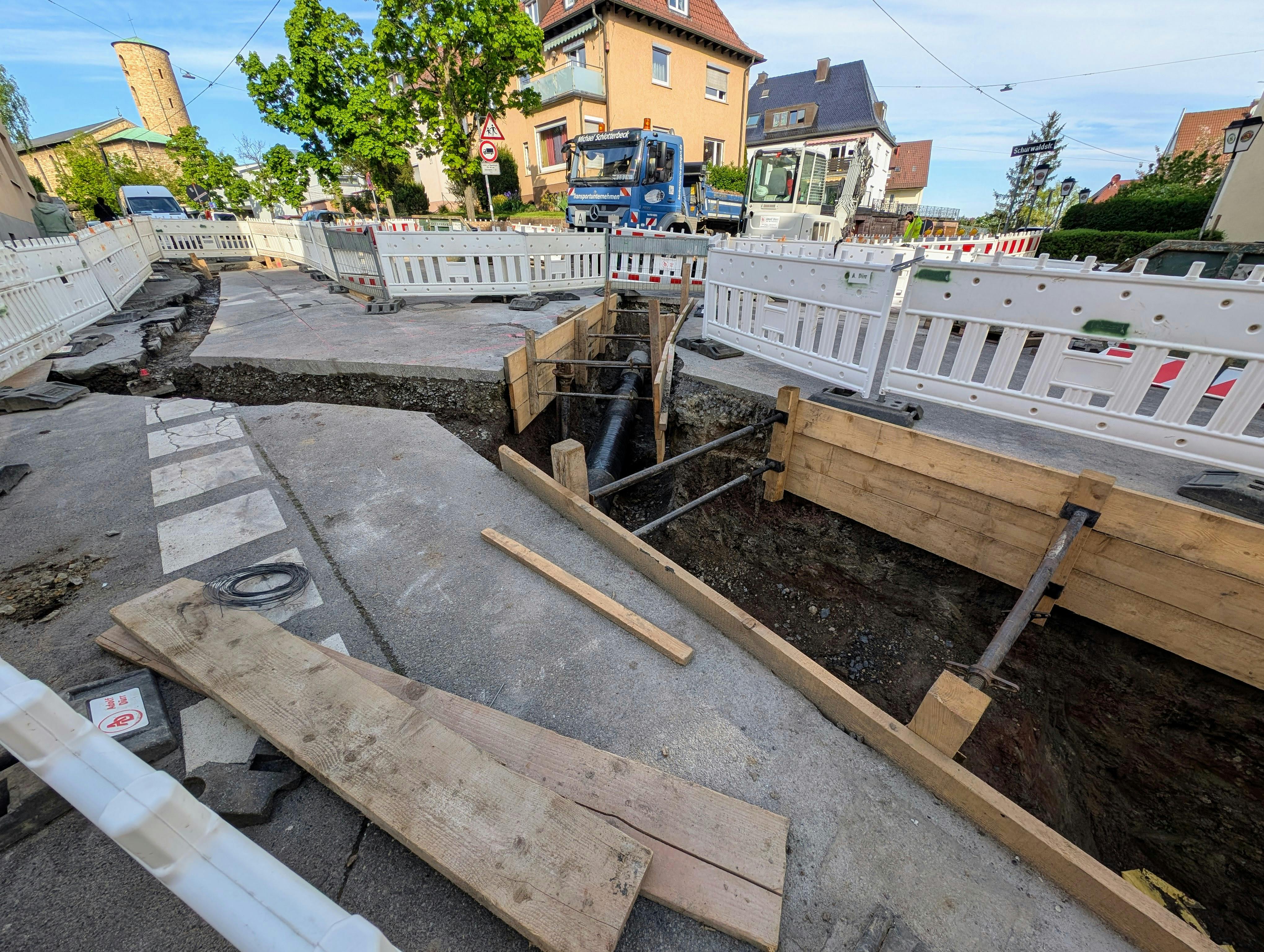 Das Baugrubensystem auf der Kreuzung Schurwaldstraße/Krauchenweg wird täglich größer. Foto: Jürgen Brand