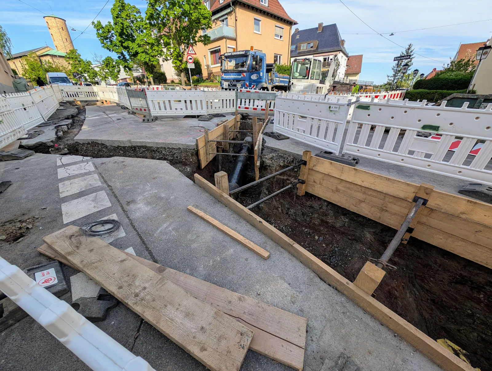 Das Baugrubensystem auf der Kreuzung Schurwaldstraße/Krauchenweg wird täglich größer. Foto: Jürgen Brand