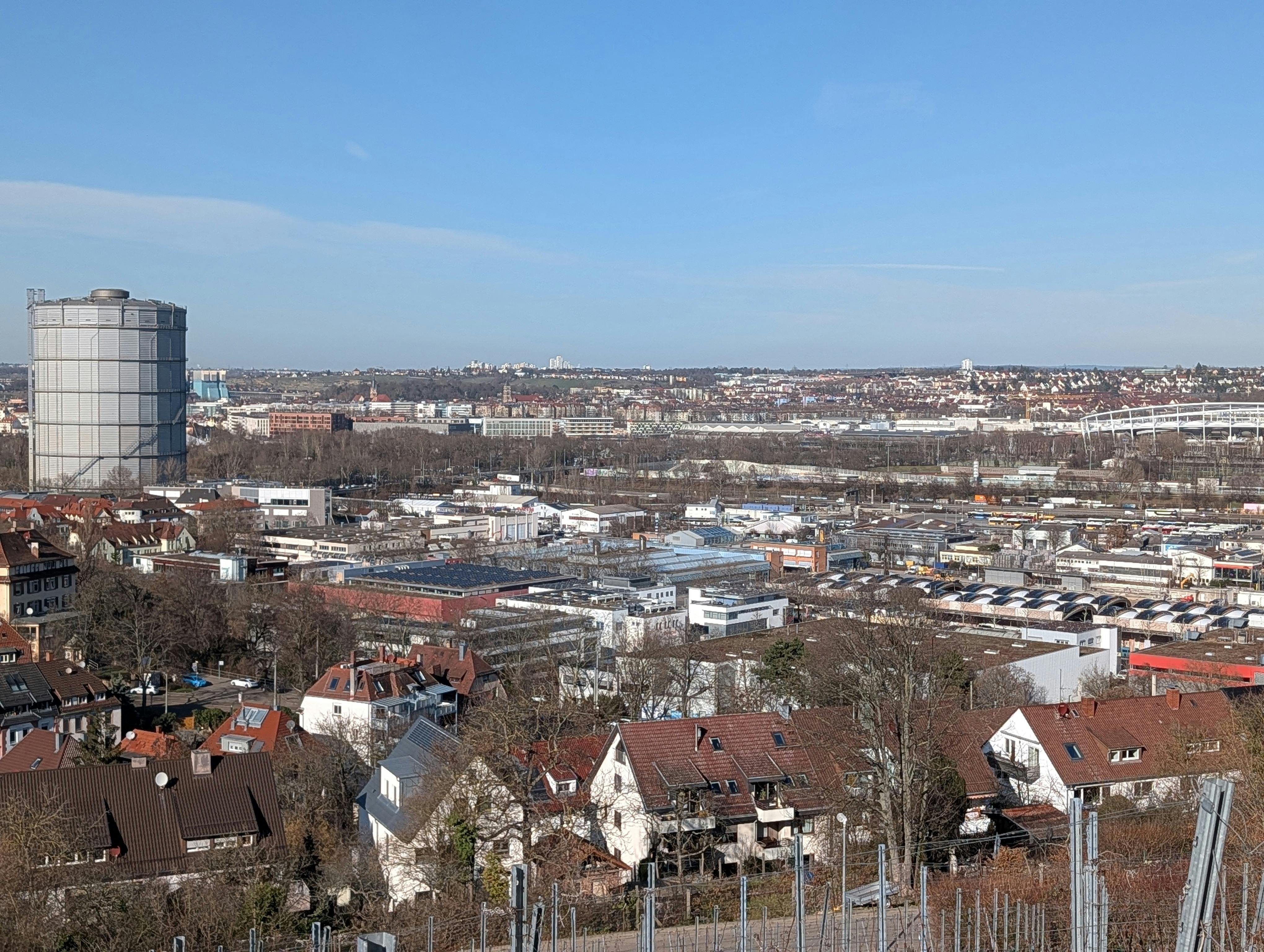 Das Gewerbegebiet Gaisburg erstreckt sich vom Gaskessel bis zum alten Kohlekraftwerk Gaisburg (noch weiter rechts, nicht mehr im Bild). Foto: Jürgen Brand
