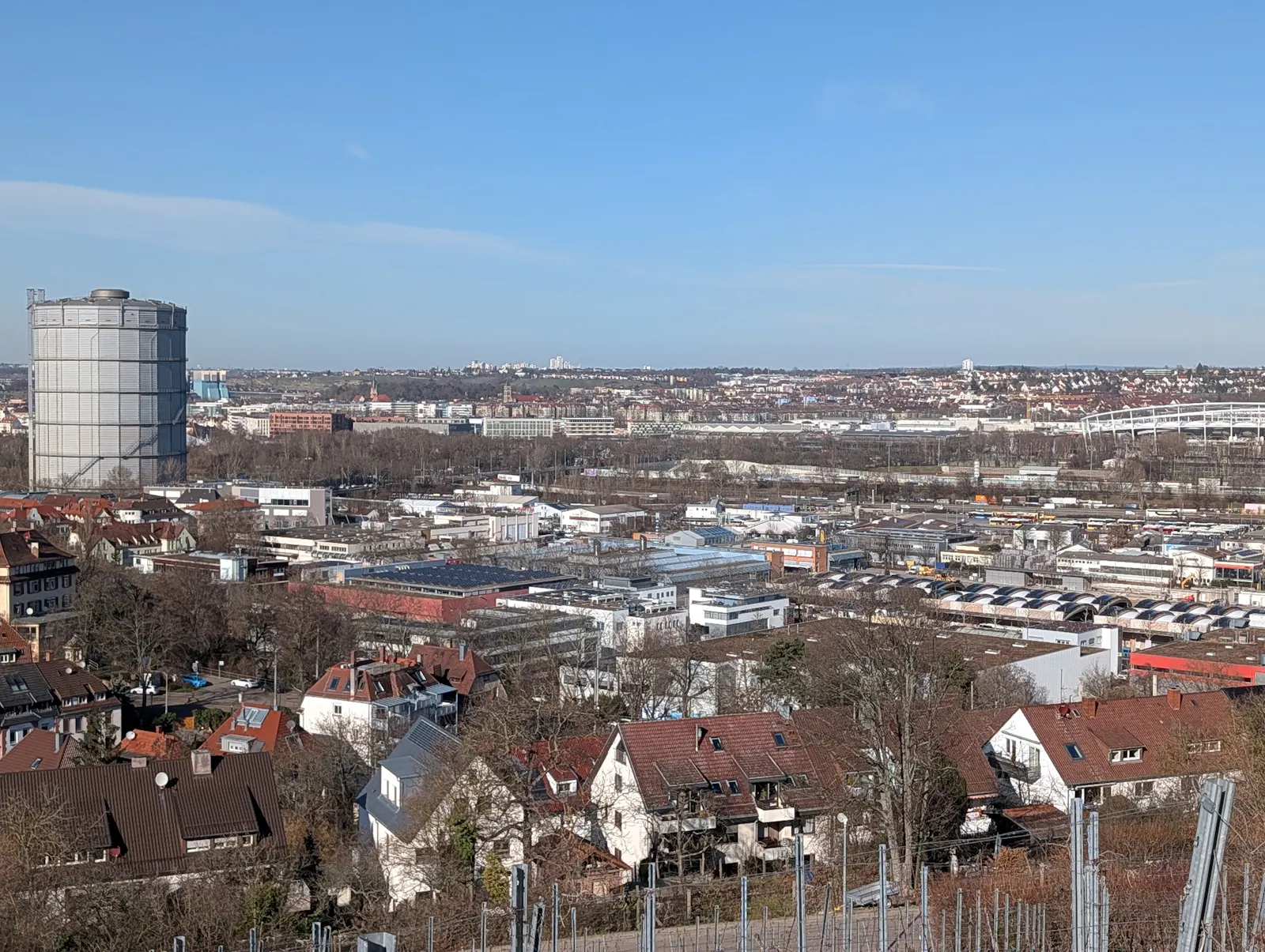 Das Gewerbegebiet Gaisburg erstreckt sich vom Gaskessel bis zum alten Kohlekraftwerk Gaisburg (noch weiter rechts, nicht mehr im Bild). Foto: Jürgen Brand