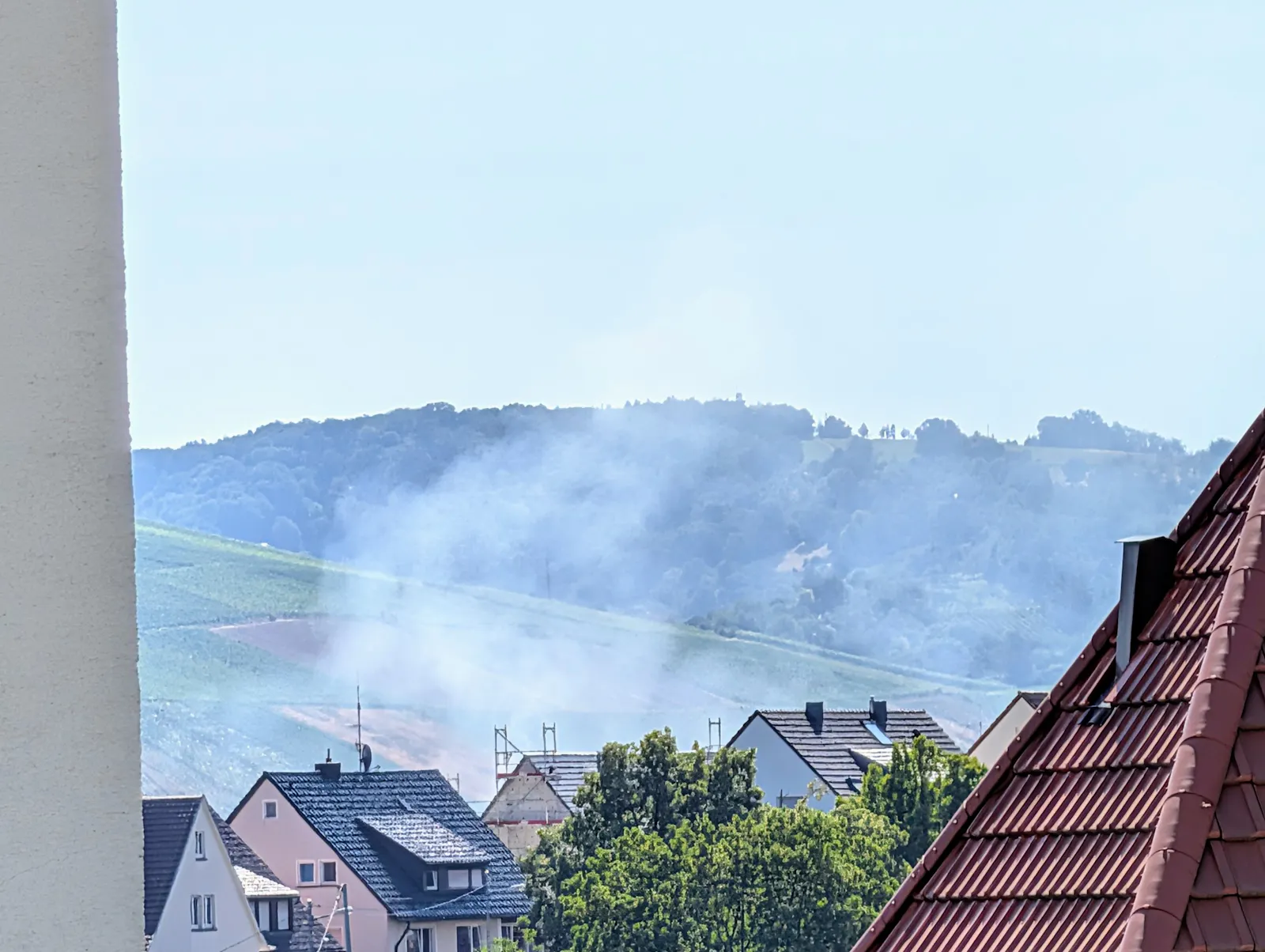 Auch um 10 Uhr am Samstagvormittag steigen vom Großmarkt-Gelände noch weit sichtbare Rauchwolken auf. Foto: Jürgen Brand
