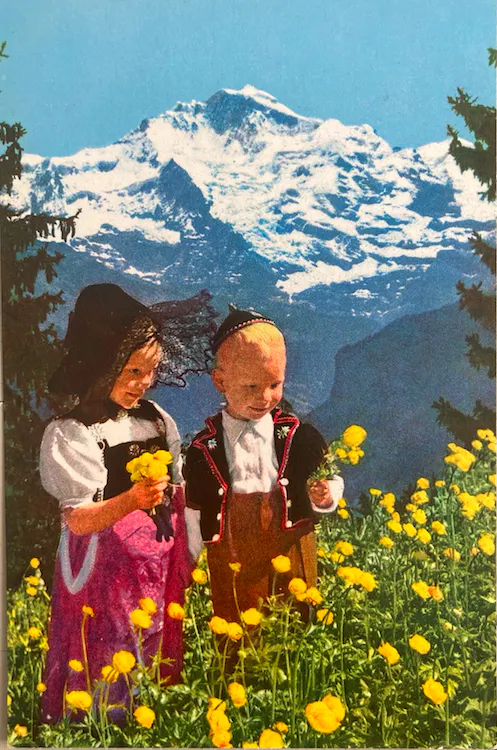 Superkitschige Postkarte zeigt Kinder auf Blumenwiese in den Bergen