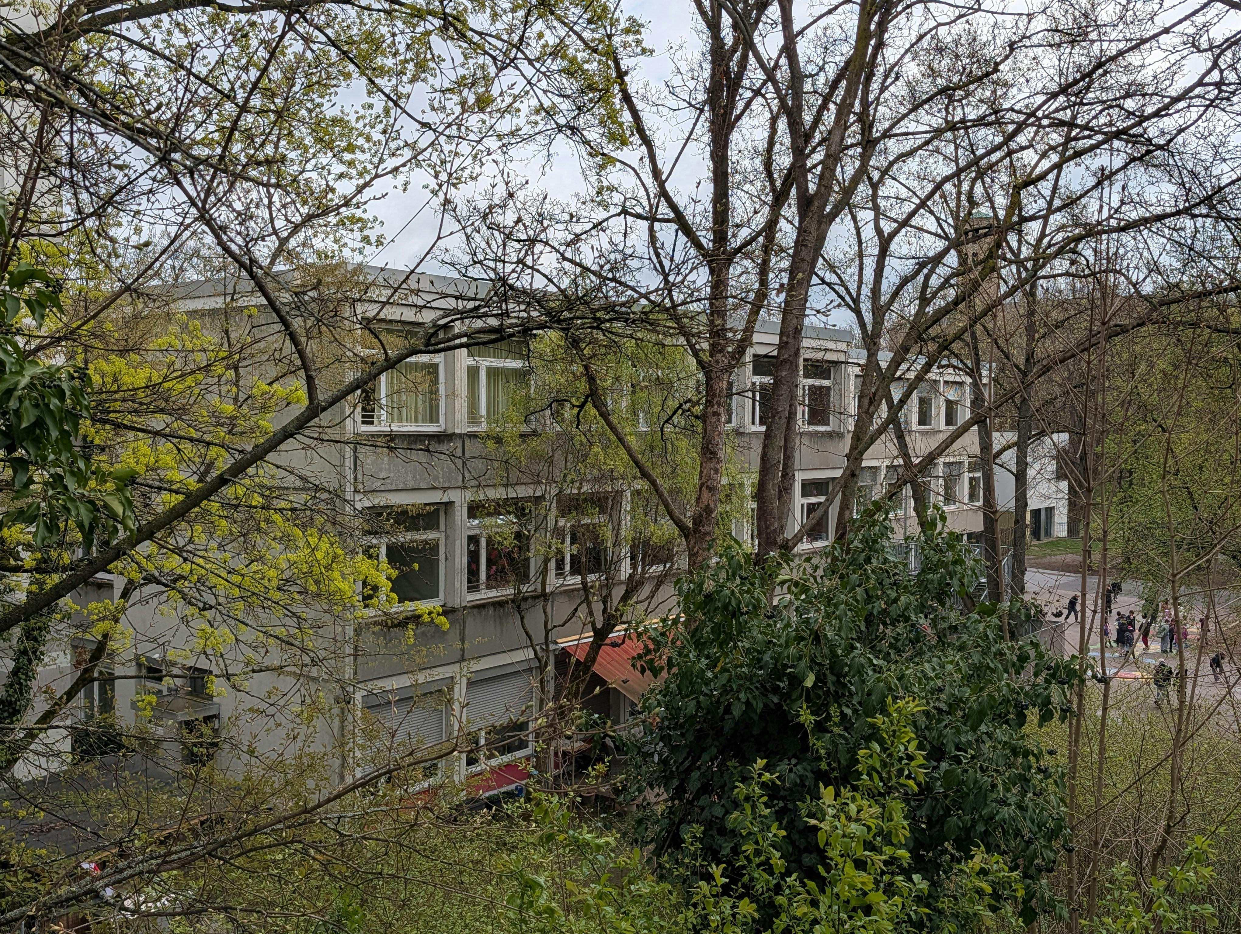 Das alte Grundschulgebäude der GWRS Gablenberg an der Klingenbach-Anlage, vom Steg über die Talstraße aus gesehen. Foto: Jürgen Brand