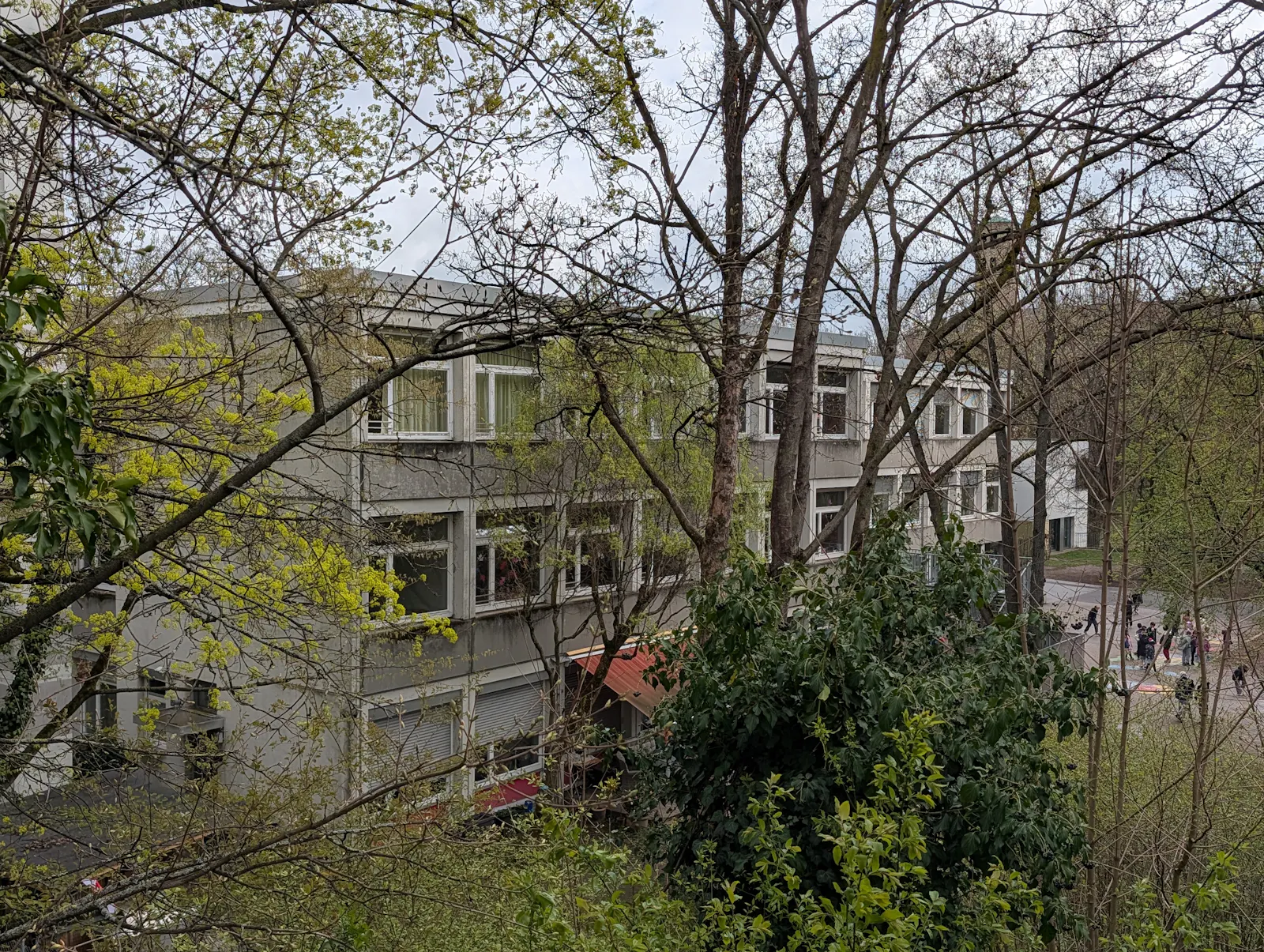 Das alte Grundschulgebäude der GWRS Gablenberg an der Klingenbach-Anlage, vom Steg über die Talstraße aus gesehen. Foto: Jürgen Brand