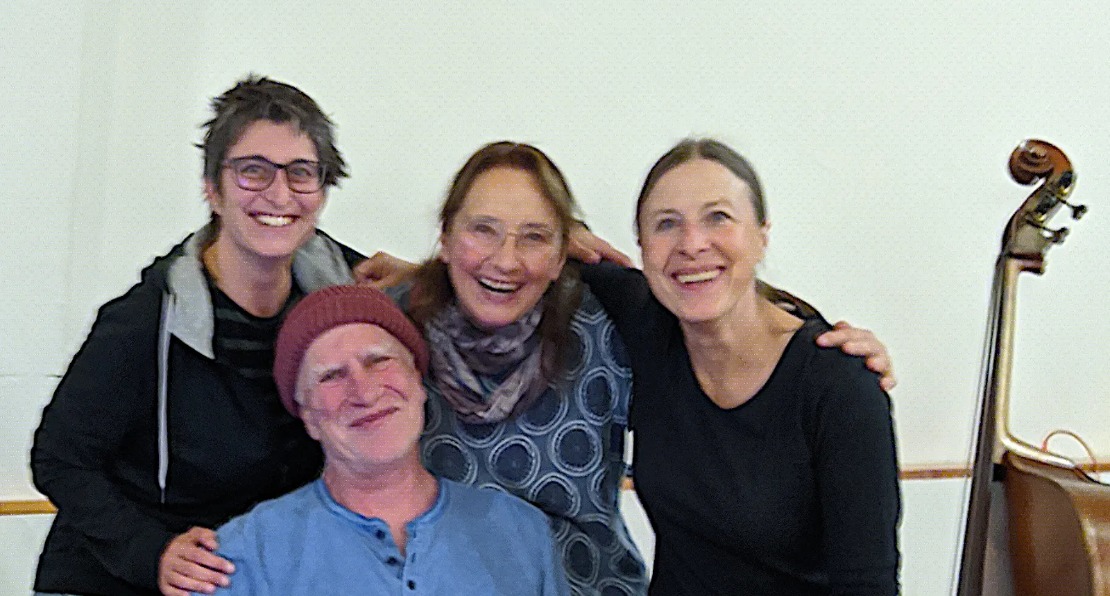 Teamfoto: Karin Bümlein, Ange Hauck, Steffi Zachmeier und Bernd Dittl. Nebendran ein Kontrabass
