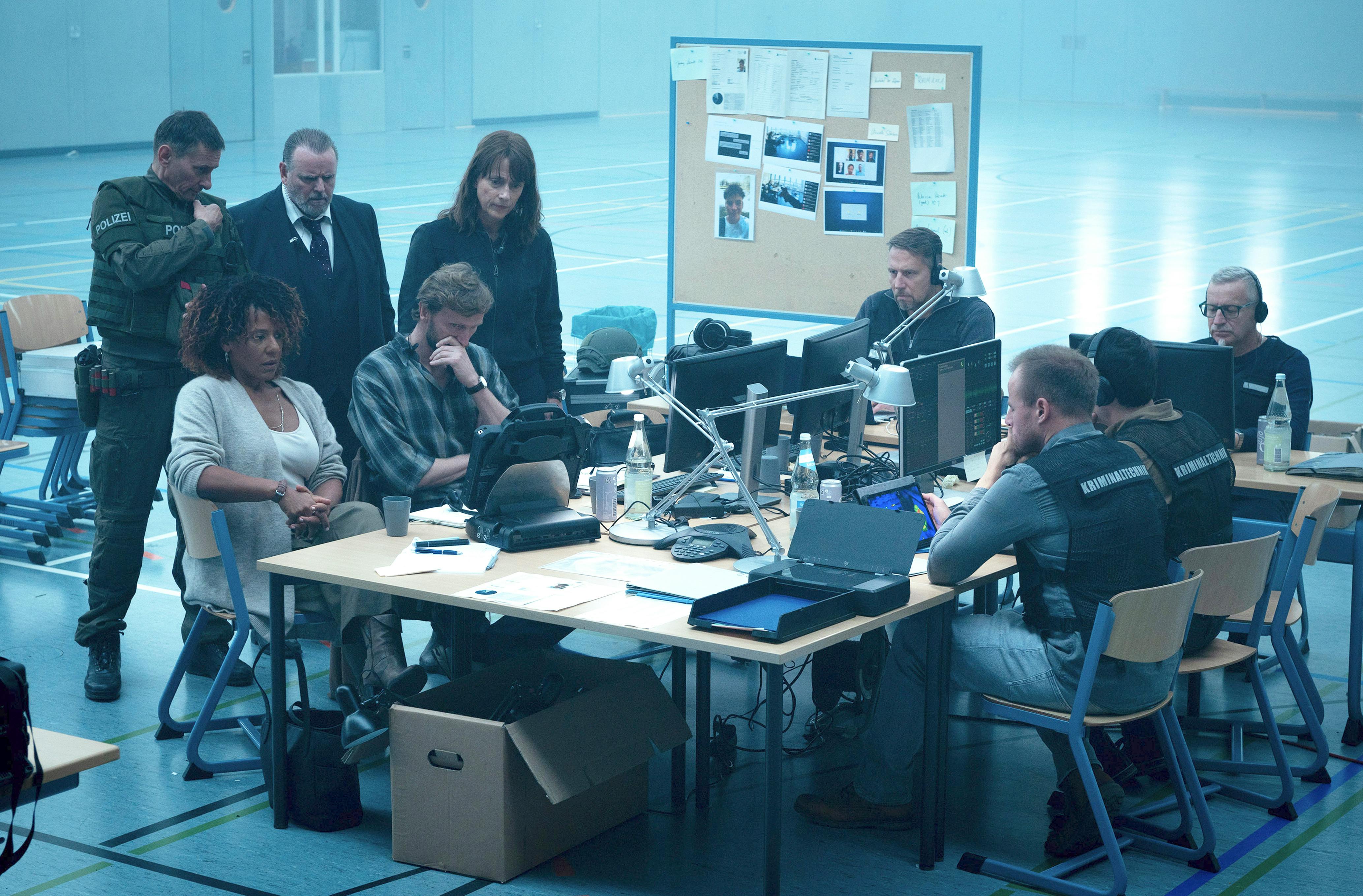 Angespannte Blicke auf die Monitore im Lagezentrum, (v. l. n. r.): Petra Giese (Anja Herden), Einsatzleiter SEK (Frank Schilcher), Lemp (Felix Vörtler), Karsten Nötzing (Ulrich Brandhoff) und Brasch (Claudia Michelsen) // © MDR/filmpool fiction/Britta Krehl