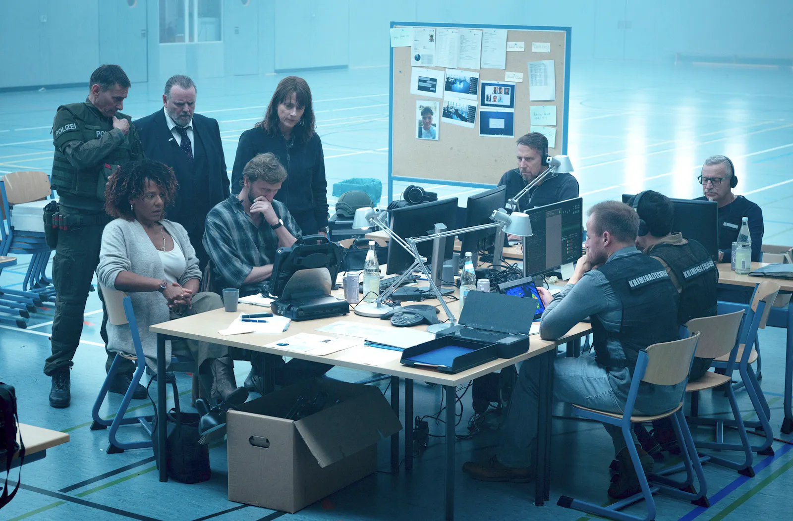Angespannte Blicke auf die Monitore im Lagezentrum, (v. l. n. r.): Petra Giese (Anja Herden), Einsatzleiter SEK (Frank Schilcher), Lemp (Felix Vörtler), Karsten Nötzing (Ulrich Brandhoff) und Brasch (Claudia Michelsen) // © MDR/filmpool fiction/Britta Krehl