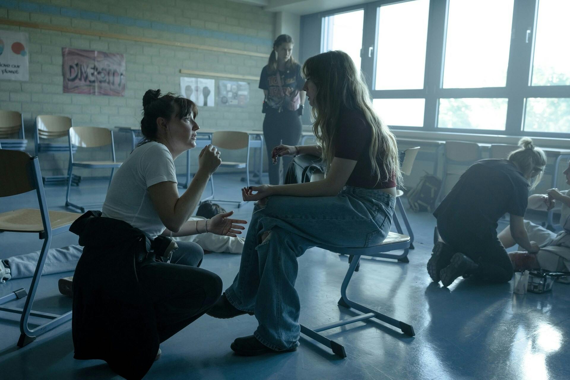 Besprechung zwischen Regisseurin Esther Bialas und Rolle Roberta (Smilla Maryluz Liebermann) (v. l.) // © MDR/filmpool fiction/Stefan Erhard