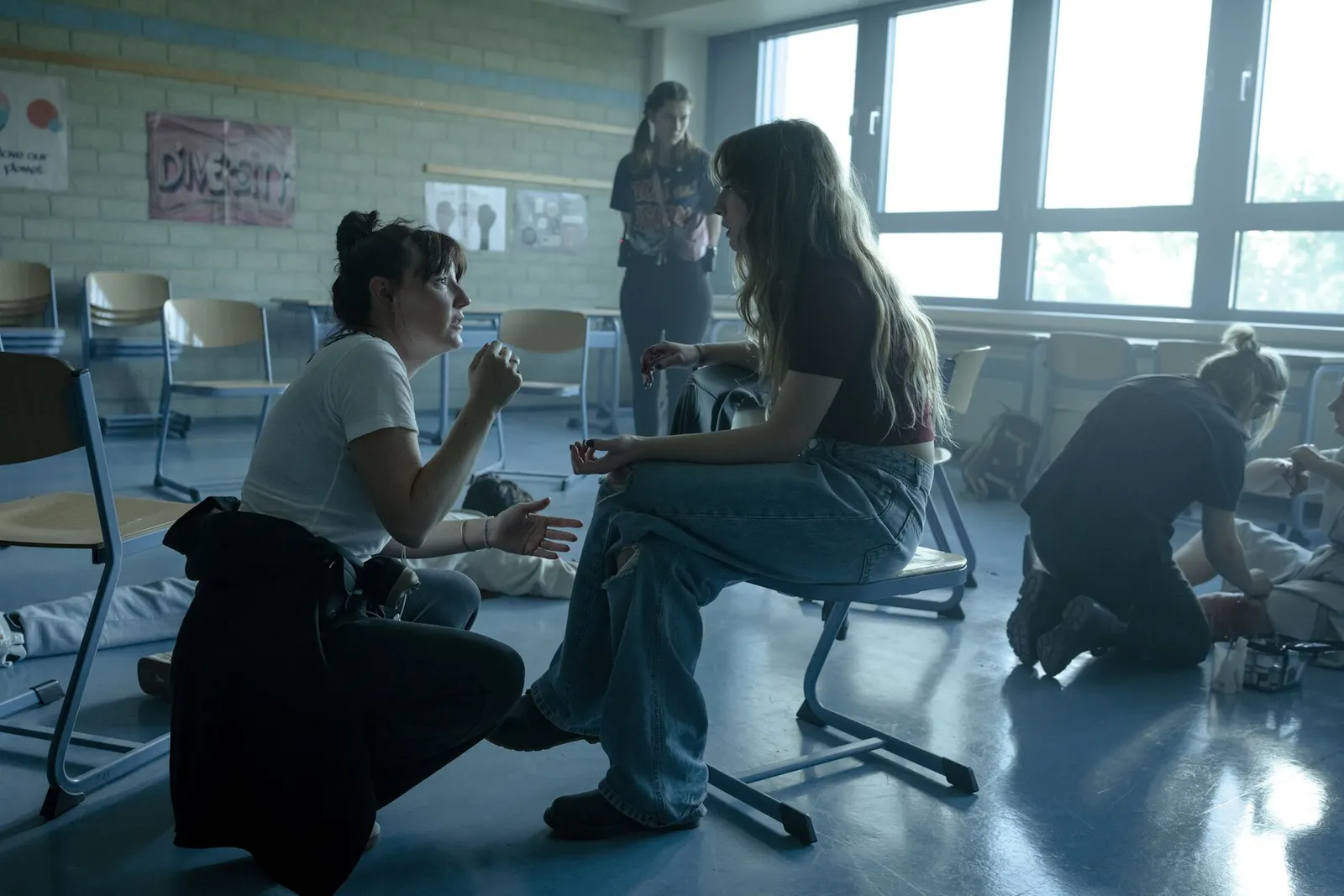 Besprechung zwischen Regisseurin Esther Bialas und Rolle Roberta (Smilla Maryluz Liebermann) (v. l.) // © MDR/filmpool fiction/Stefan Erhard