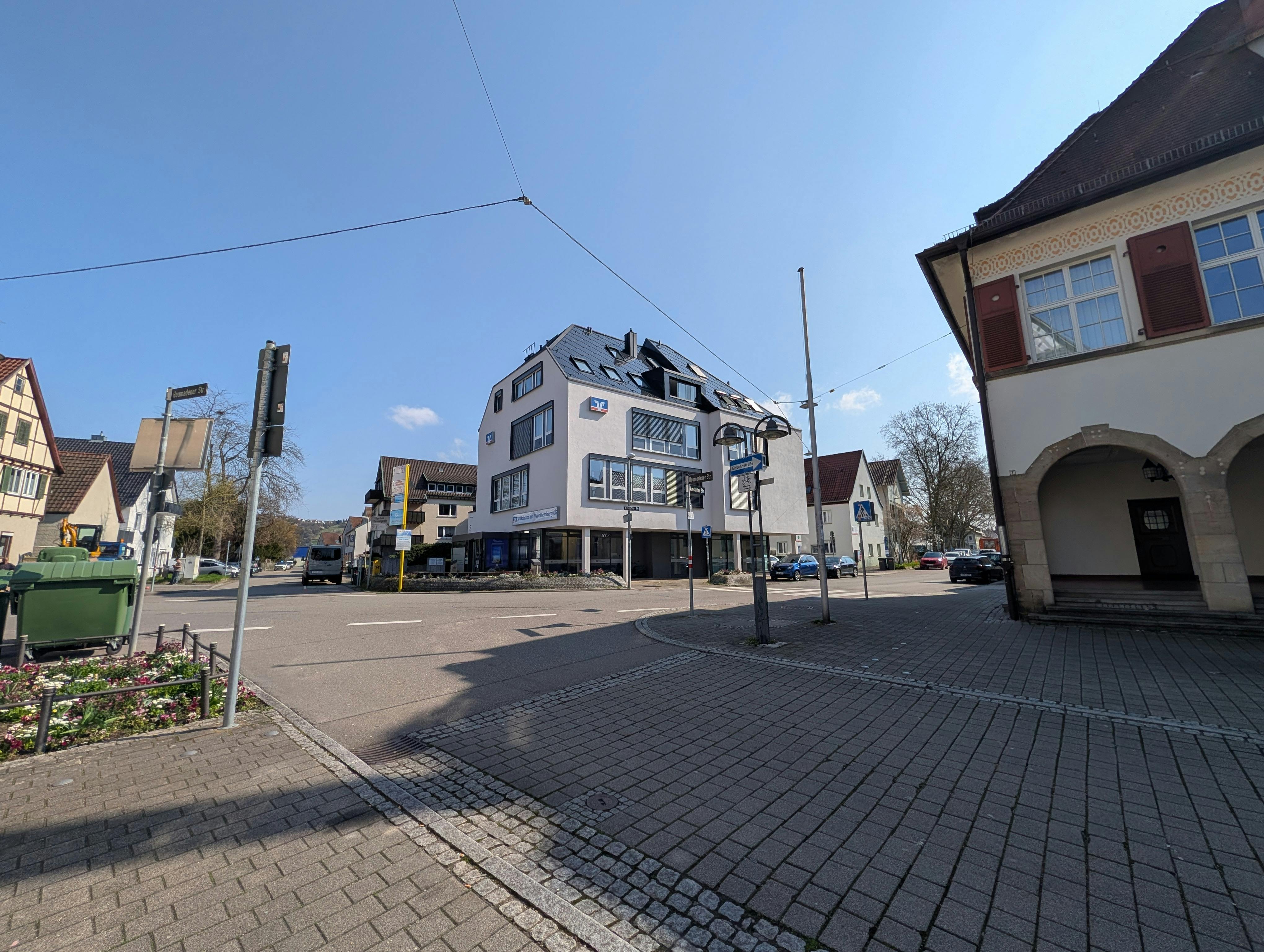 Hier, mitten in Hedelfingen, wird seit 7. April gebaut. Mit entsprechenden Folgen für den Verkehr. Foto: Jürgen Brand