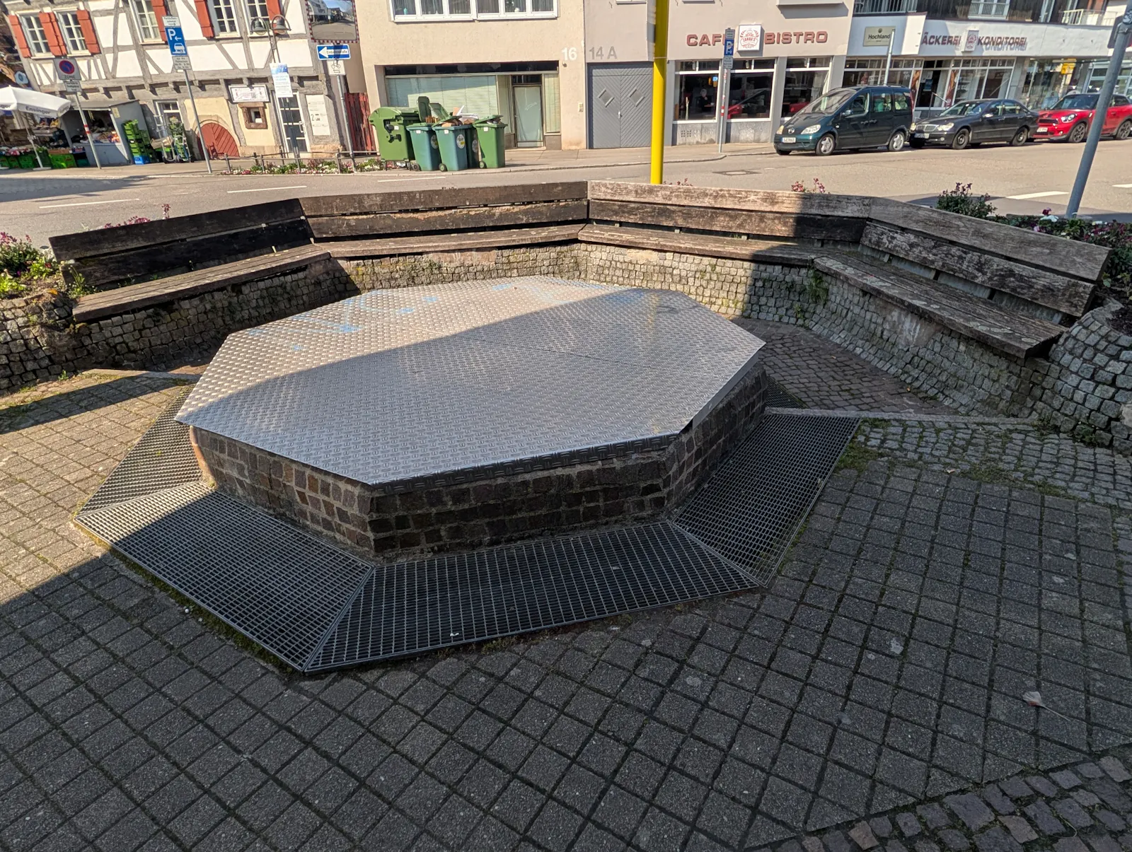 Der Brunnen läuft schon länger nicht mehr, die Sitzbänke müssen dringend erneuert werden. Foto: Jürgen Brand