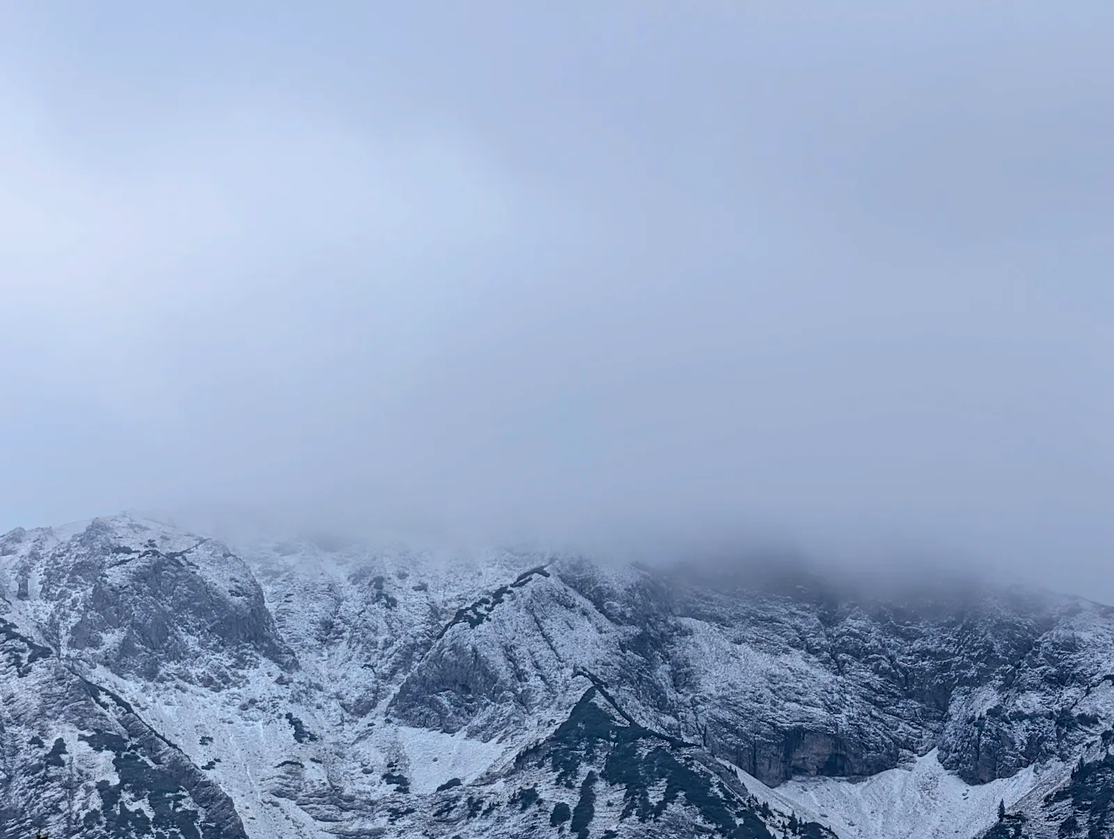 In den Allgäuer Alpen hat es an diesem Wochenende schon relativ weit runter geschneit, bis unter 1500 Meter. Foto: Jürgen Brand
