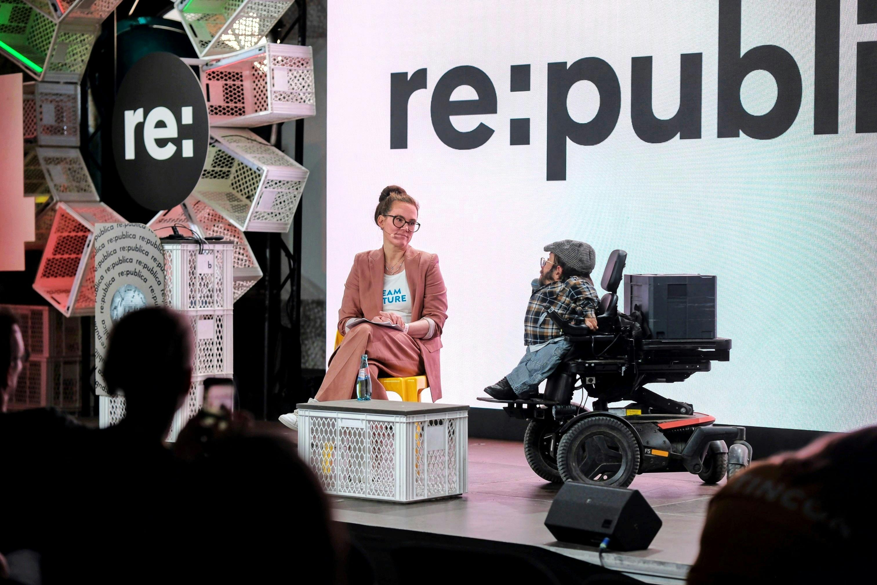 Raul und Katja auf der Bühne der re:publica.