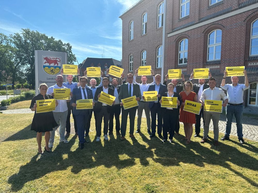 KREIS AM LIMIT | Oberspreewald-Lausitz geht das Geld aus. Damit steht der Kreis nicht allein. Mit diesem Foto haben Landrat Alexander Erbert (CDU), Bürgermeisterinnen und Amtsdirektoren am Aktionstag „Kommunen am Limit“ teilgenommen. Damit fordert der Deutsche Landkreistag, dass der Bund den Kommunen finanzielle Lasten abnimmt. „Die Finanzausstattung der Kommunen muss mindestens so ausgestaltet sein, dass wir den notwendigen Eigenanteil bei geförderten Investitionen aufbringen können“, sagte Erbert. OSL macht in diesem Jahr voraussichtlich 45,7 Millionen Euro Minus. Foto: LRA OSL / Nora Bielitz