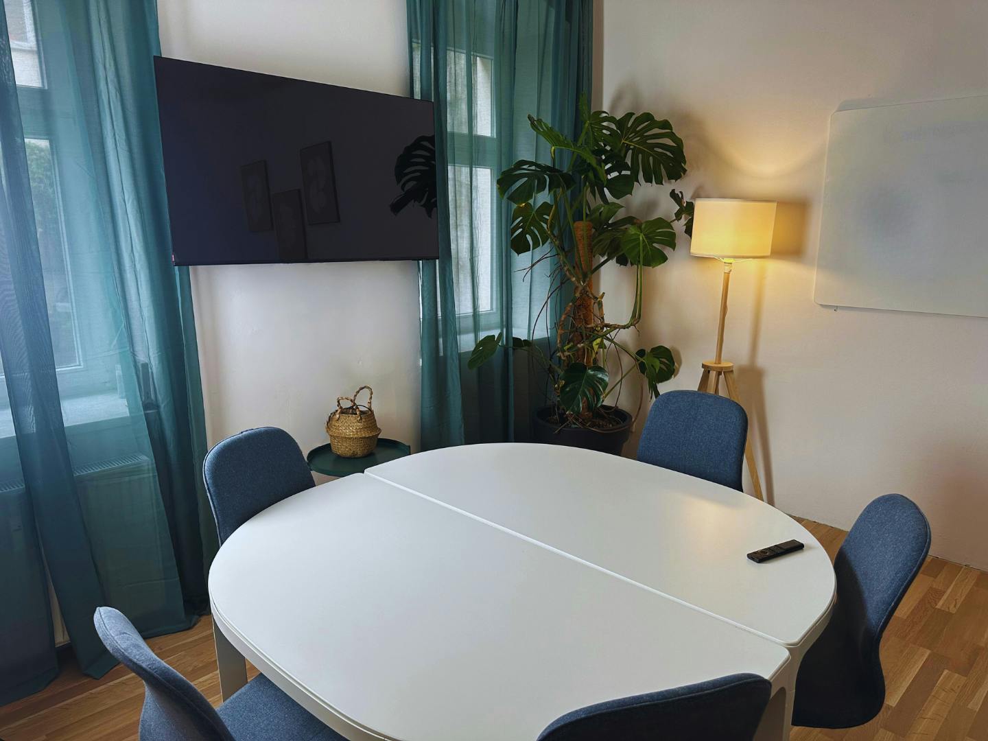 Gemütlicher Seminarraum im podspace Berlin.