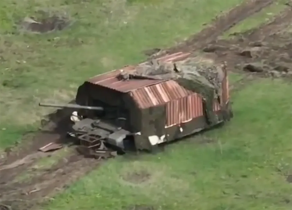 Russischer Kampfpanzer mit Wellblechaufbauten.