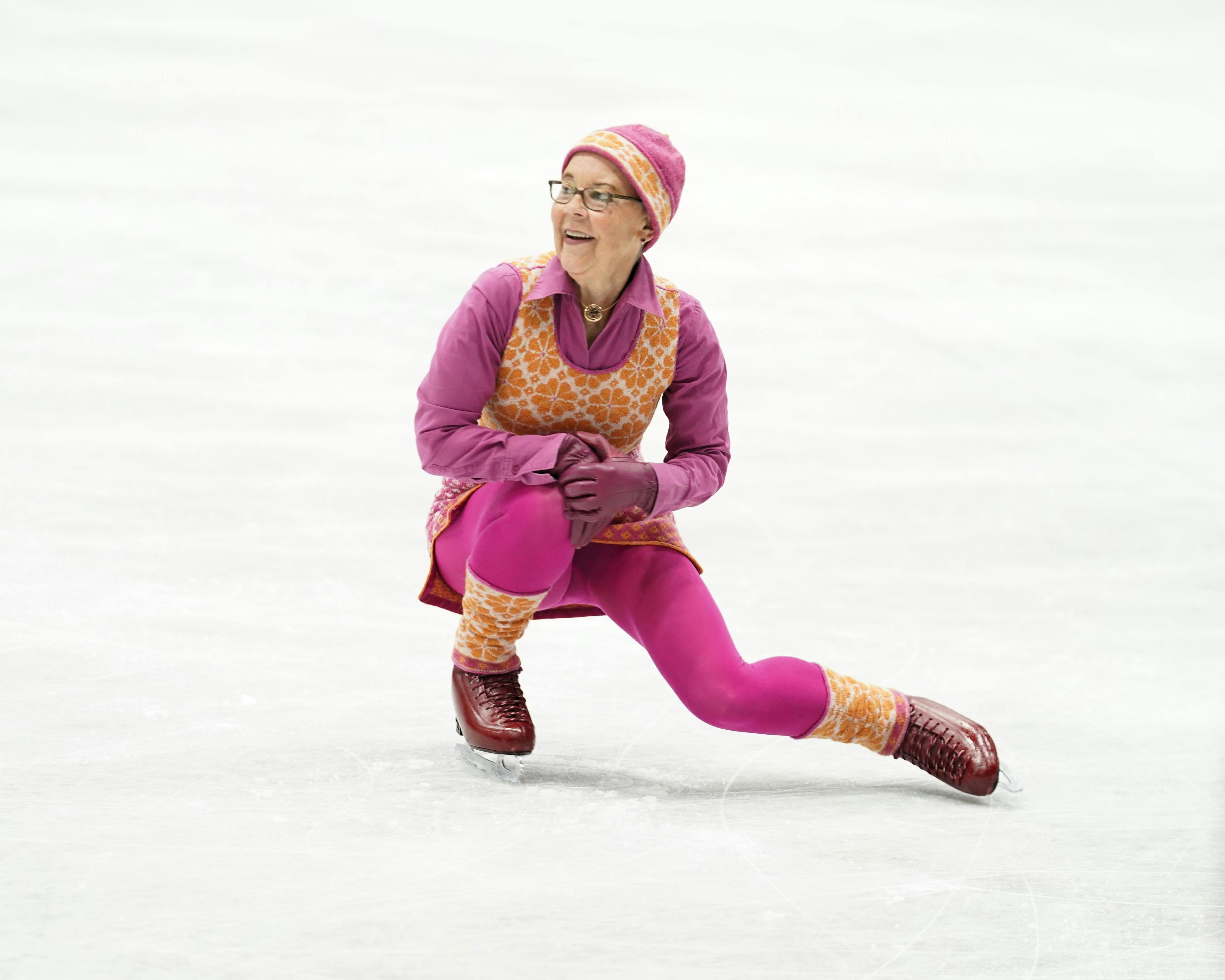 Bettina Keil zeigt eine Pirouette im Artistikprogramm beim ISU Adult 2026