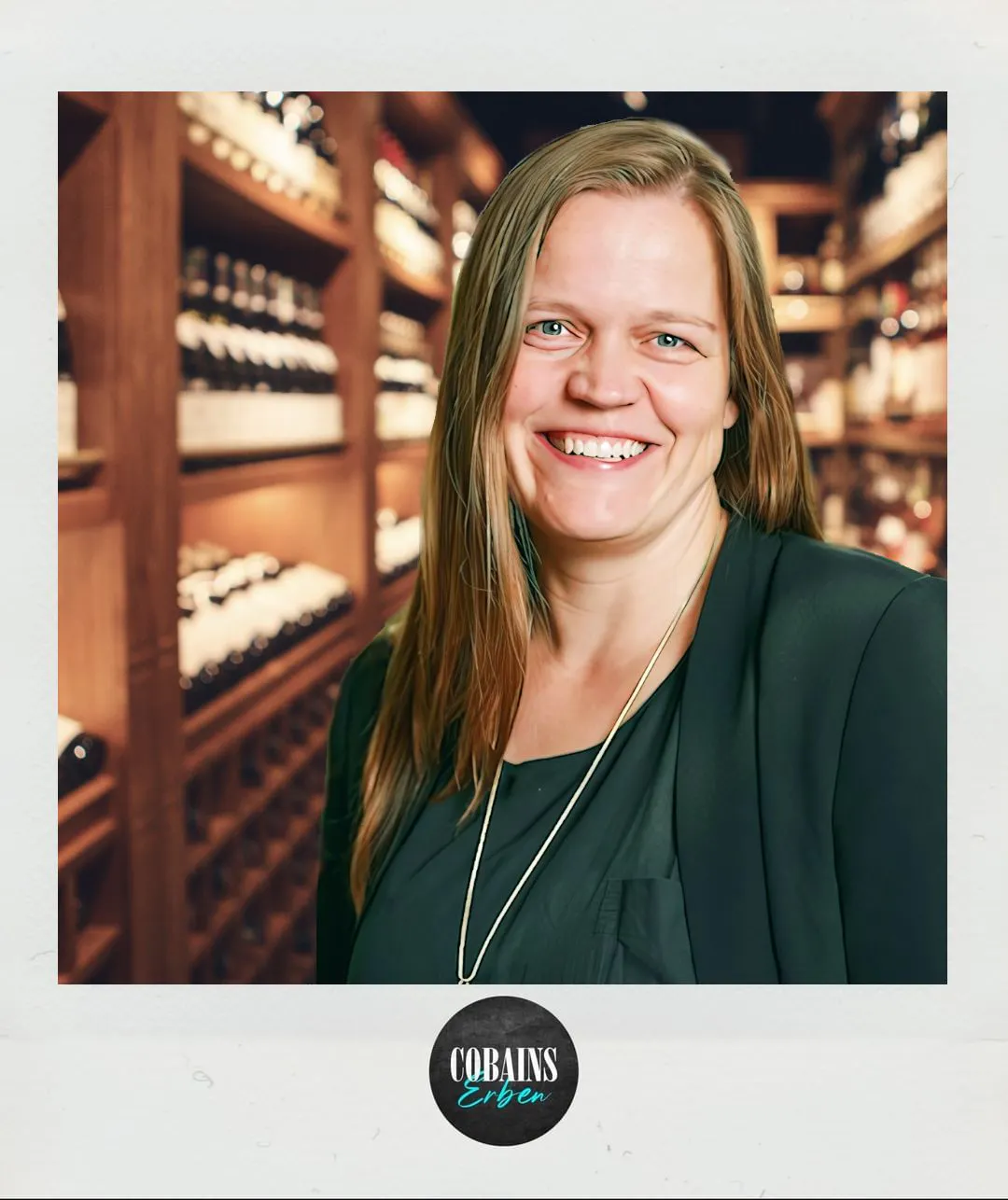 Die Theologin und Weinkennerin Sandra Bils. Im Hintergrund sieht man Regale, die mit Weinflaschen gefüllt sind. Das Bild ist ehrlich gesagt eine Fotomontage.