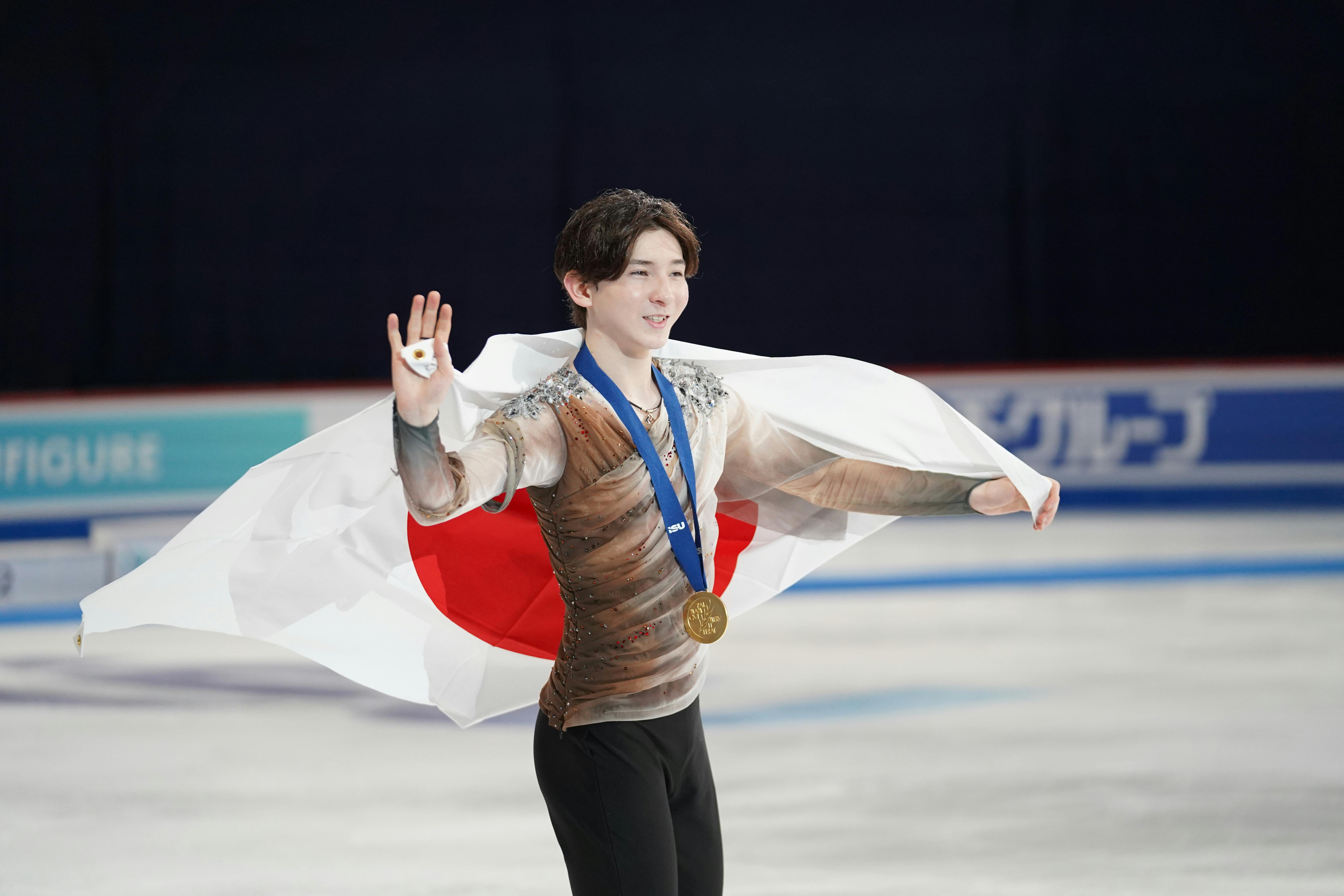 Eisläufer Rio Nakata mit der japanischen Fahne