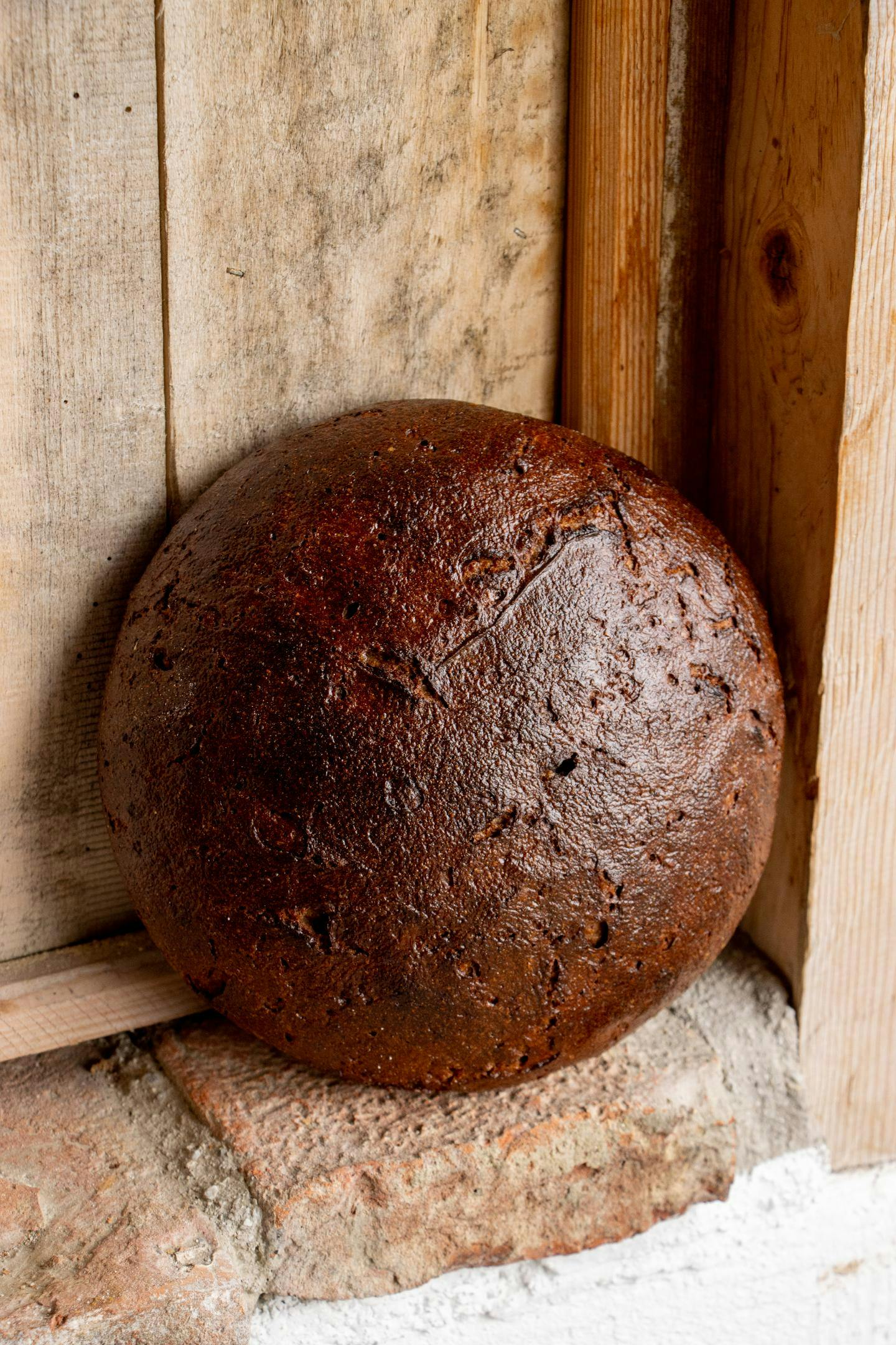 Roggenbrot mit Röstbrot. Und mit einer zarten, glänzenden und glatten Kruste. Wie und warum sie entsteht, klärt der folgende Artikel.