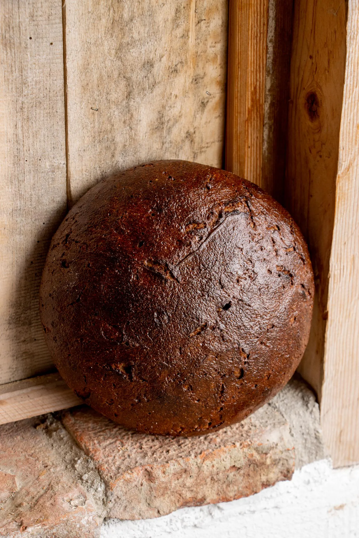 Roggenbrot mit Röstbrot. Und mit einer zarten, glänzenden und glatten Kruste. Wie und warum sie entsteht, klärt der folgende Artikel.